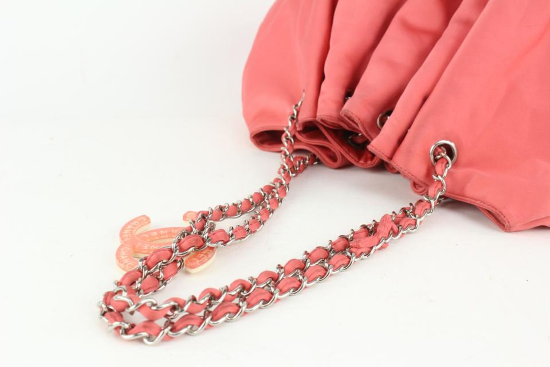 CHANEL XL PINK QUILTED SATIN HOBO CHAIN BAG - Bild 8 aus 12