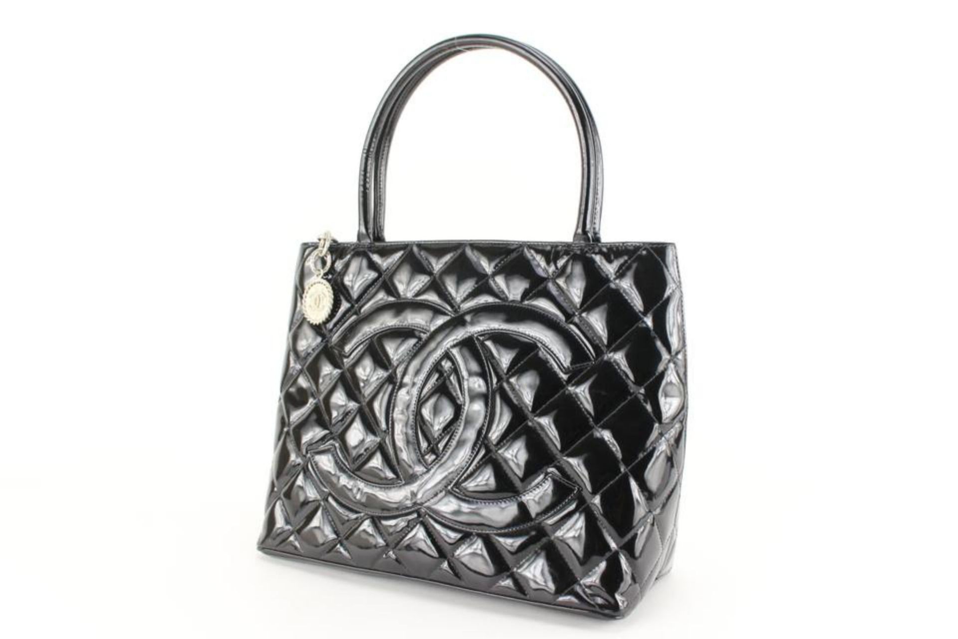 CHANEL BLACK QUILTED PATENT CC MEDALLION ZIP TOTE BAG - Bild 12 aus 12