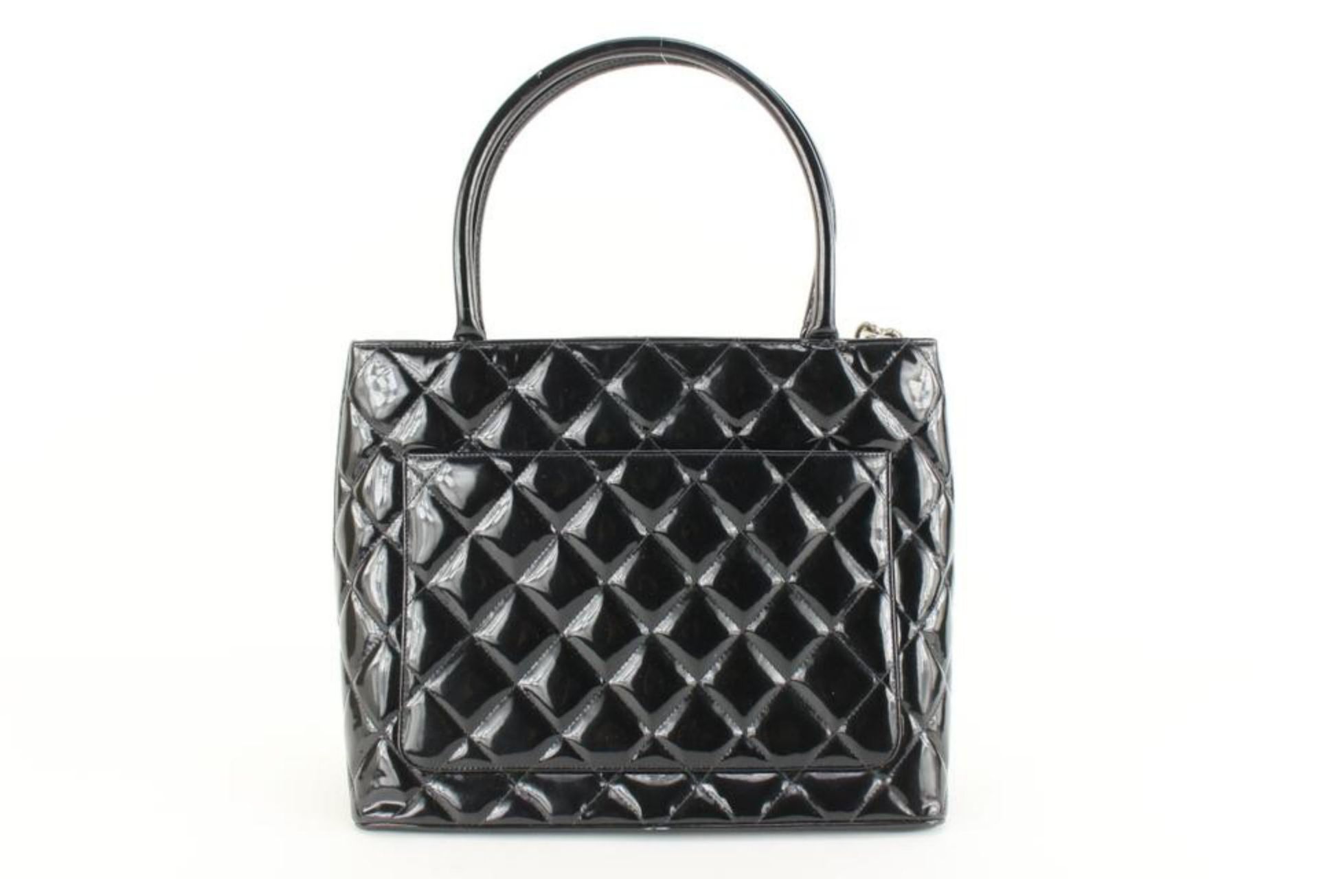 CHANEL BLACK QUILTED PATENT CC MEDALLION ZIP TOTE BAG - Bild 8 aus 12