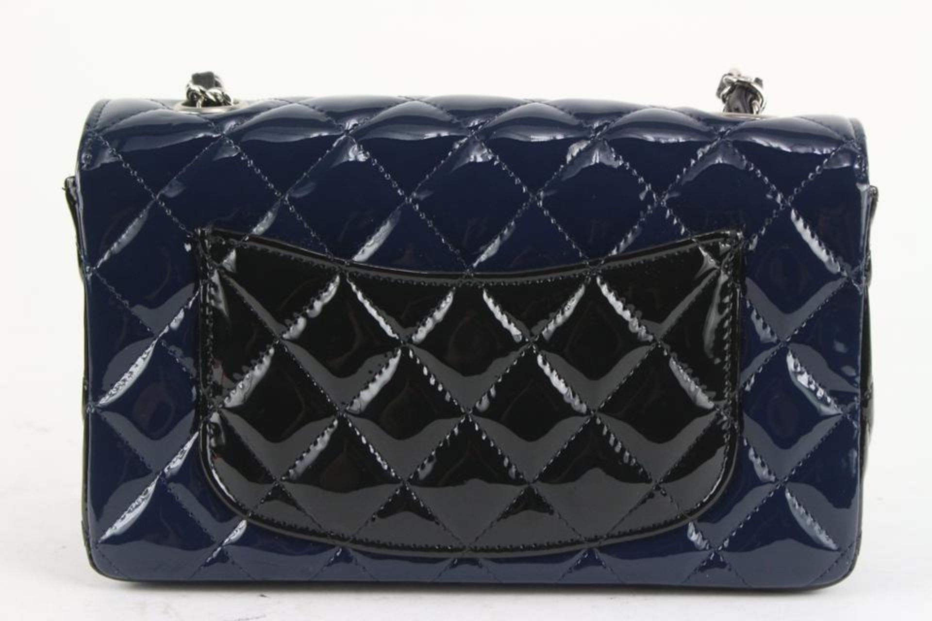 CHANEL BICOLOR BLACK X NAVY QUILTED PATENT MINI CLASSIC FLAP SILVER - Bild 7 aus 11