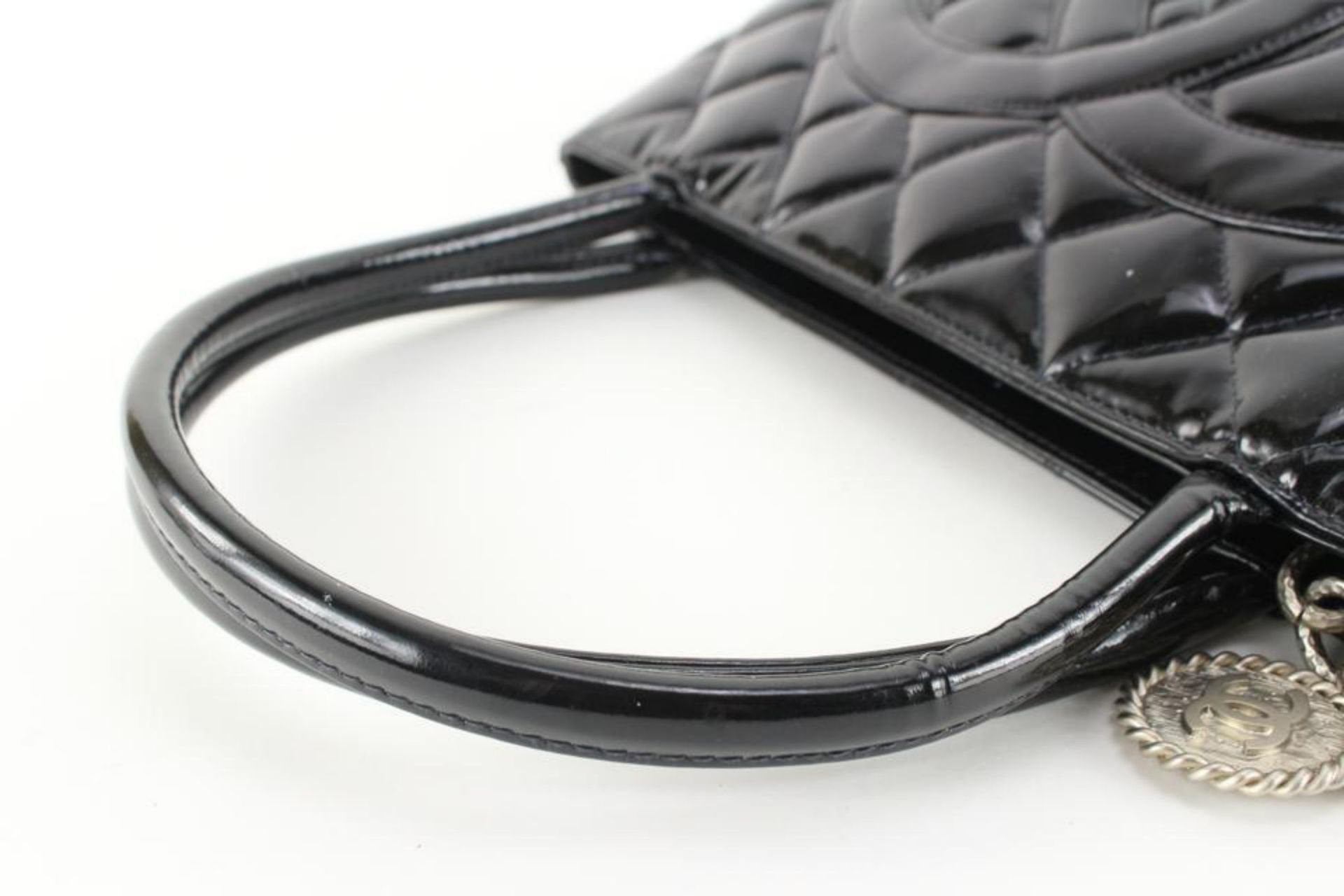 CHANEL BLACK QUILTED PATENT CC MEDALLION ZIP TOTE BAG - Bild 9 aus 12