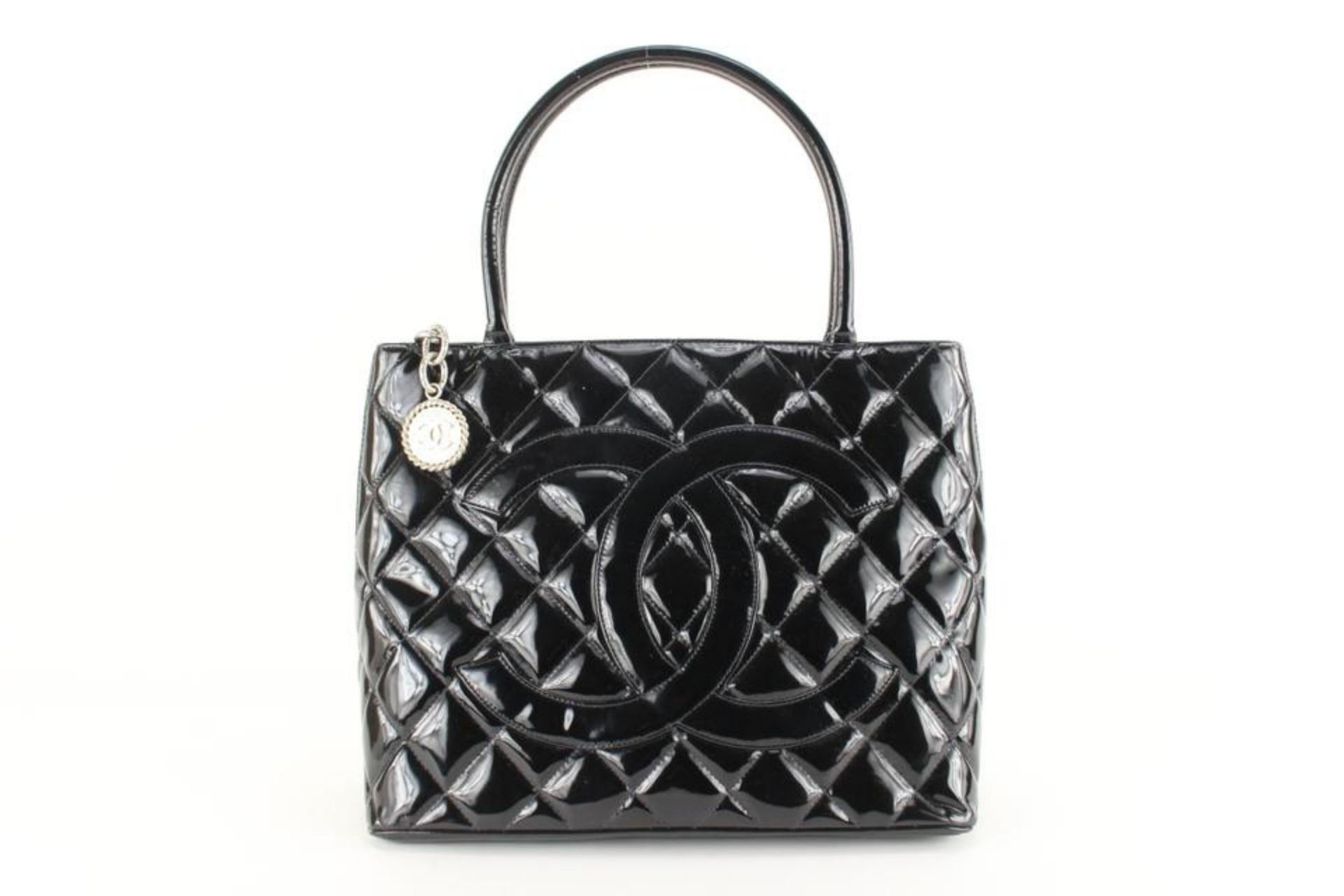 CHANEL BLACK QUILTED PATENT CC MEDALLION ZIP TOTE BAG