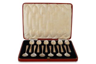 A SET OF TWELVE SILVER TEASPOONS, Sheffield 1963, boxed, 92 g.