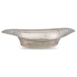 AN EDWARDIAN SILVER OVAL BREAD BASKET, open pierced sides, Sheffield 1902, 274 g.