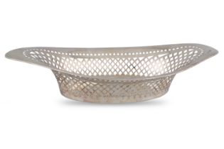 AN EDWARDIAN SILVER OVAL BREAD BASKET, open pierced sides, Sheffield 1902, 274 g.