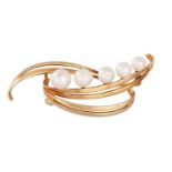 A 14CT GOLD SWIRL BROOCH, set with five graduated pearls, 7.8 g.