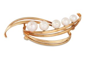 A 14CT GOLD SWIRL BROOCH, set with five graduated pearls, 7.8 g.