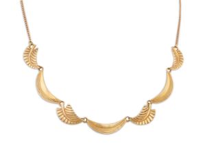 A 9CT GOLD NECKLACE, leaf shape links, 9.6 g.