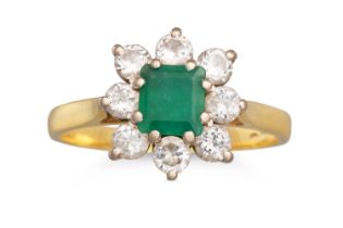 AN EMERALD AND DIAMOND CLUSTER RING, mounted in 18ct yellow gold, size O - P