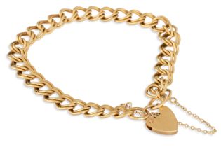 A 9CT YELLOW GOLD CURB LINK BRACELET, weight 13.8 g.