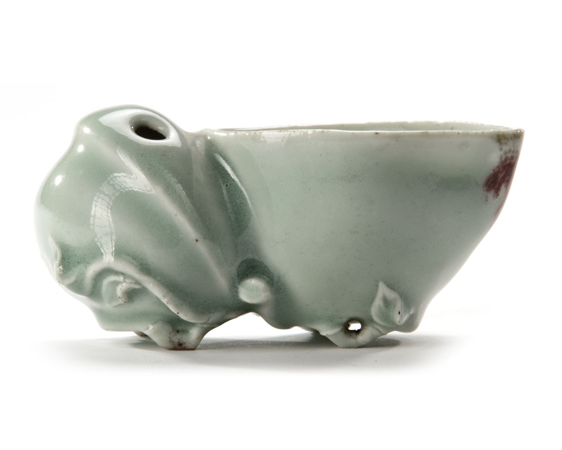 A CHINESE CELADON WATER DROPPER IN THE SHAPE OF A PEACH, KANGXI PERIOD (1662-1722) - Image 2 of 5