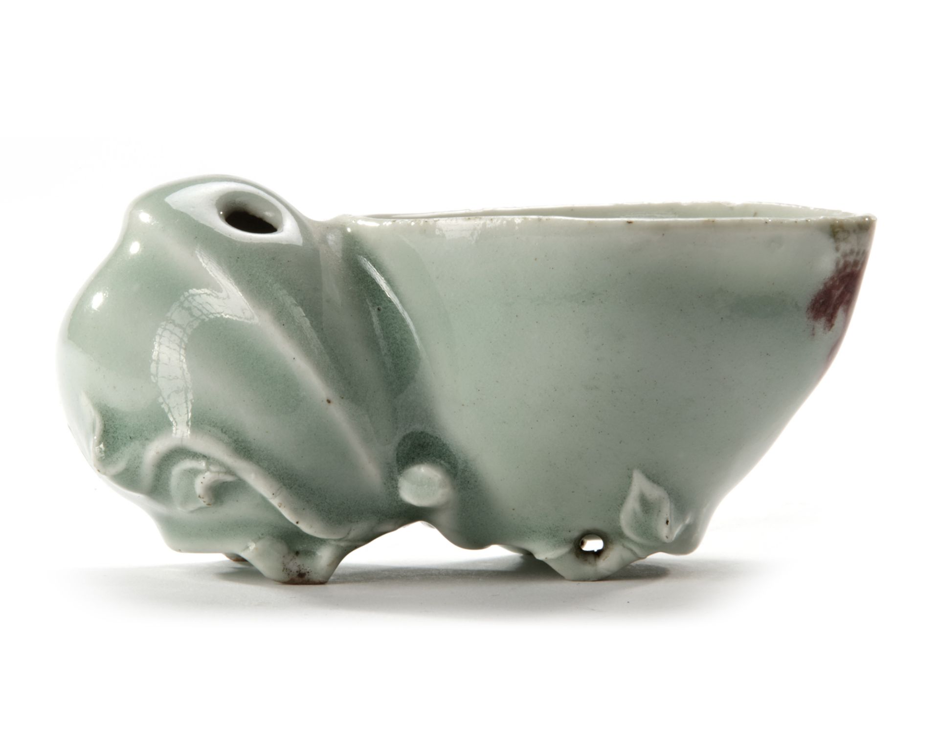 A CHINESE CELADON WATER DROPPER IN THE SHAPE OF A PEACH, KANGXI PERIOD (1662-1722) - Bild 2 aus 5