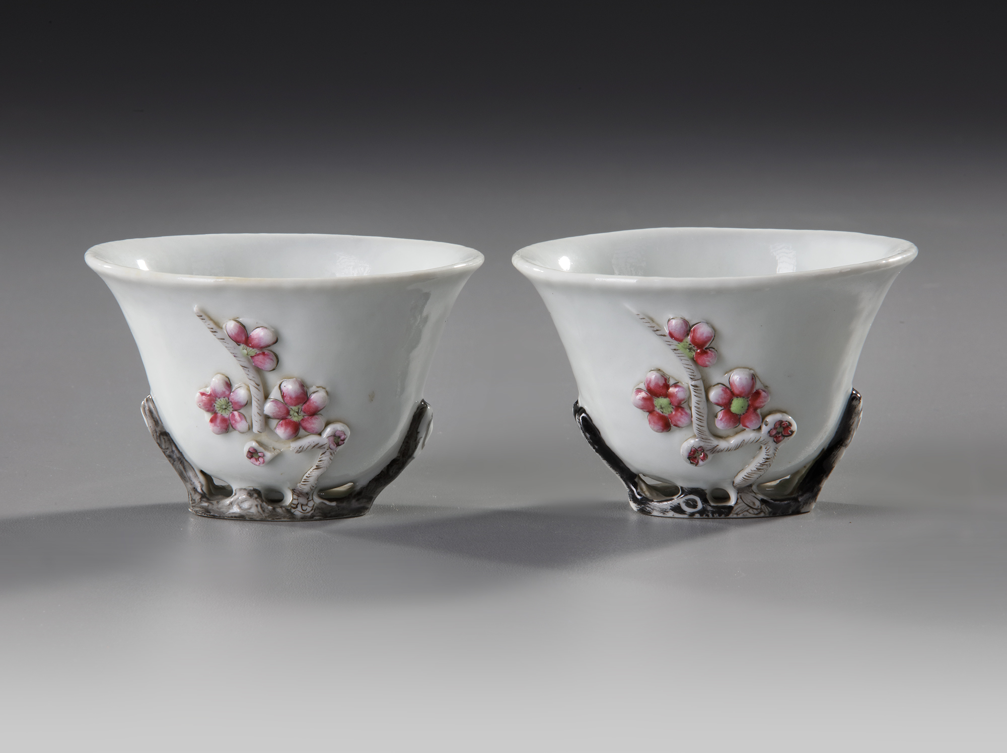 A PAIR OF CHINESE BLANC DE CHINE WINE CUPS, 18TH CENTURY - Image 2 of 4