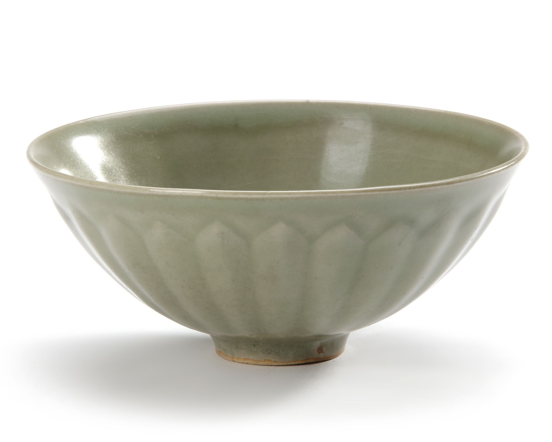 A FINE MOULDED CHINESE LONGQUAN CELADON 'LOTUS' BOWL, SOUTHERN SONG DYNASTY (1127-1279) - Bild 2 aus 4