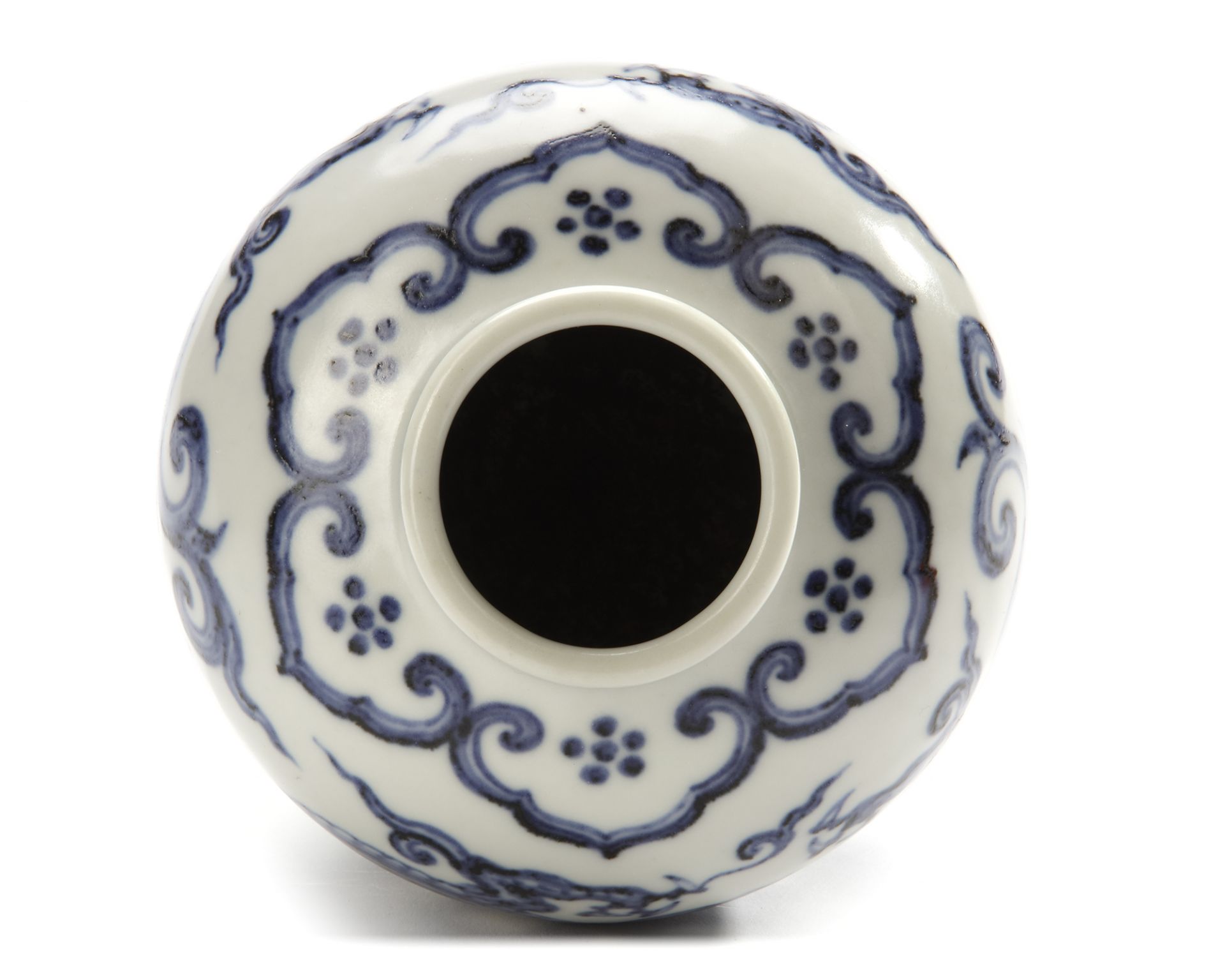 A SMALL CHINESE BLUE AND WHITE DRAGONS JAR, MING DYNASTY (1368-1644) - Image 3 of 4
