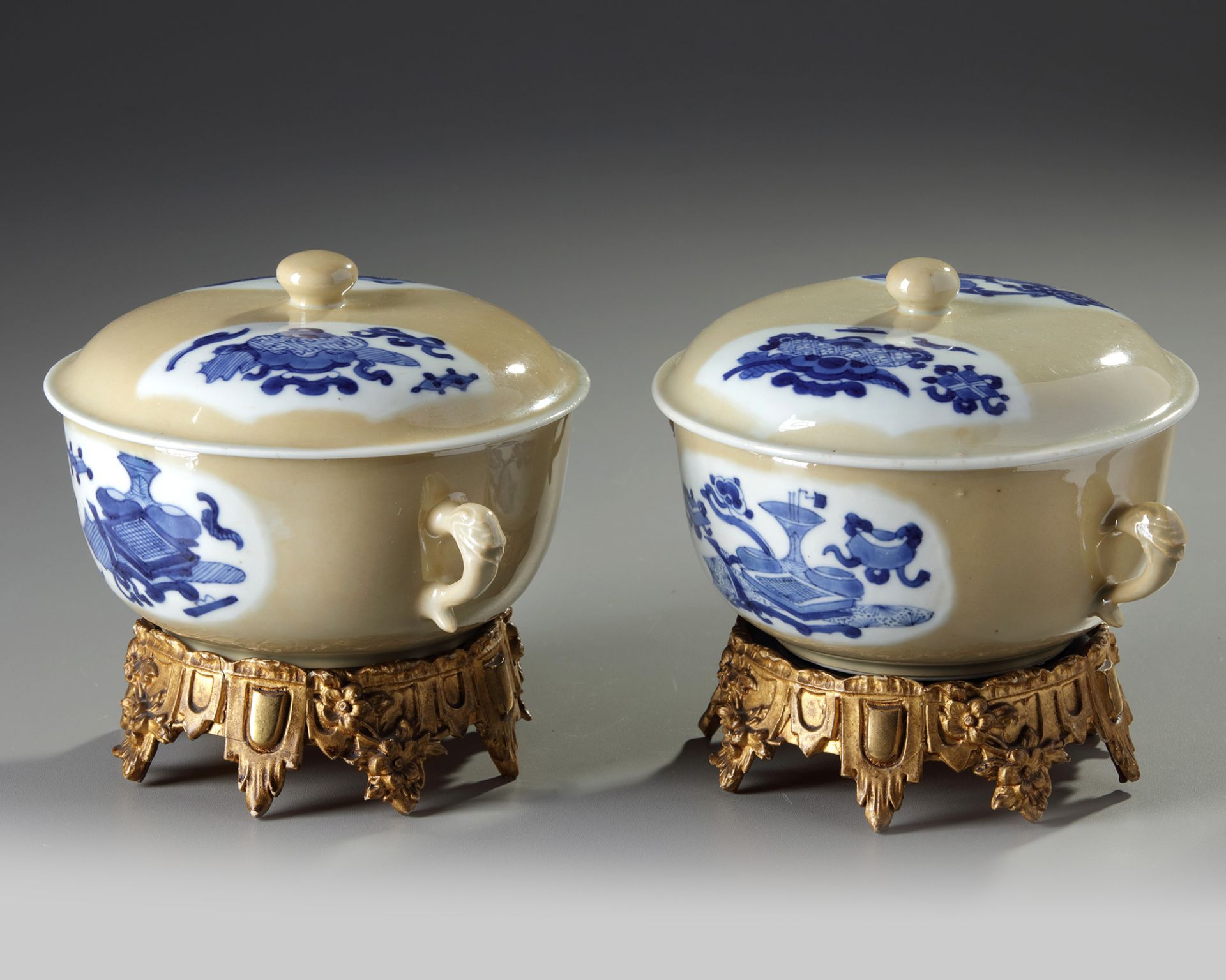 A PAIR OF CHINESE CAFE-AU-LAIT-GROUND BLUE AND WHITE POTICHES AND COVER, KANGXI PERIOD (1662-1722) - Bild 3 aus 9