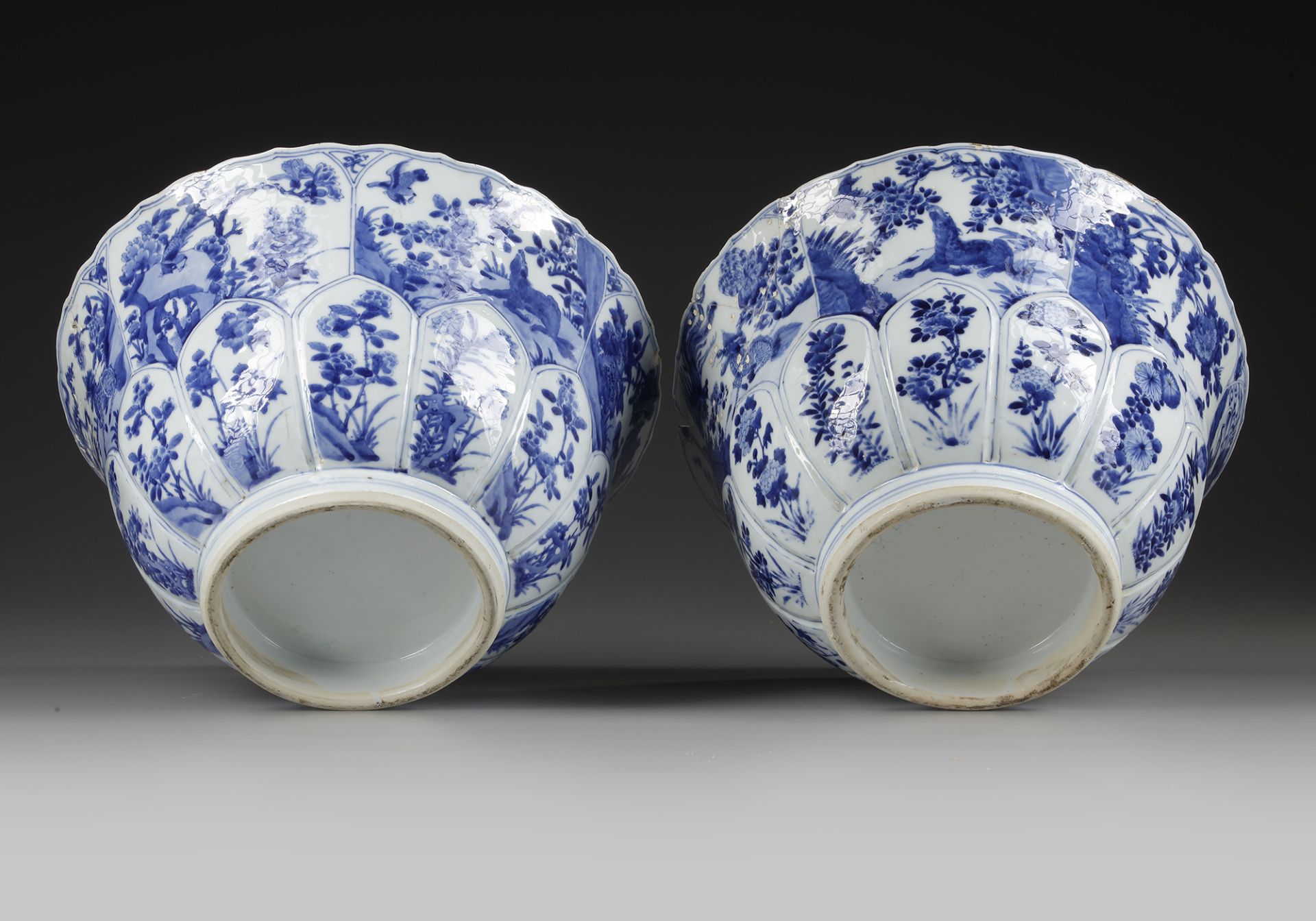 A PAIR OF BLUE AND WHITE MOULDED 'LOTUS' BOWLS, KANGXI PERIOD (1662-1722) - Bild 5 aus 5