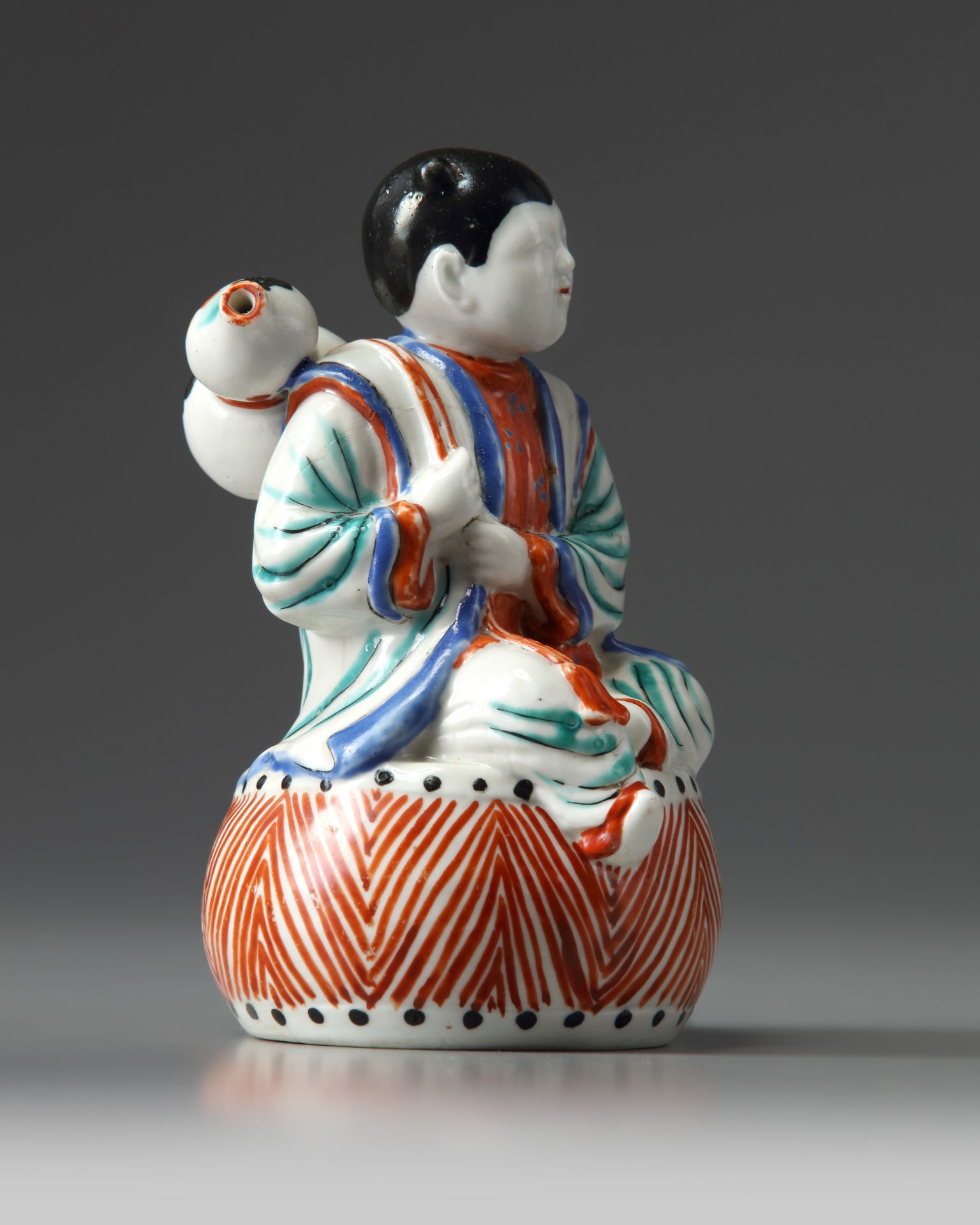 A JAPANESE FIGURE OF A BOY ON A DRUM, 1670-1690 - Image 2 of 5