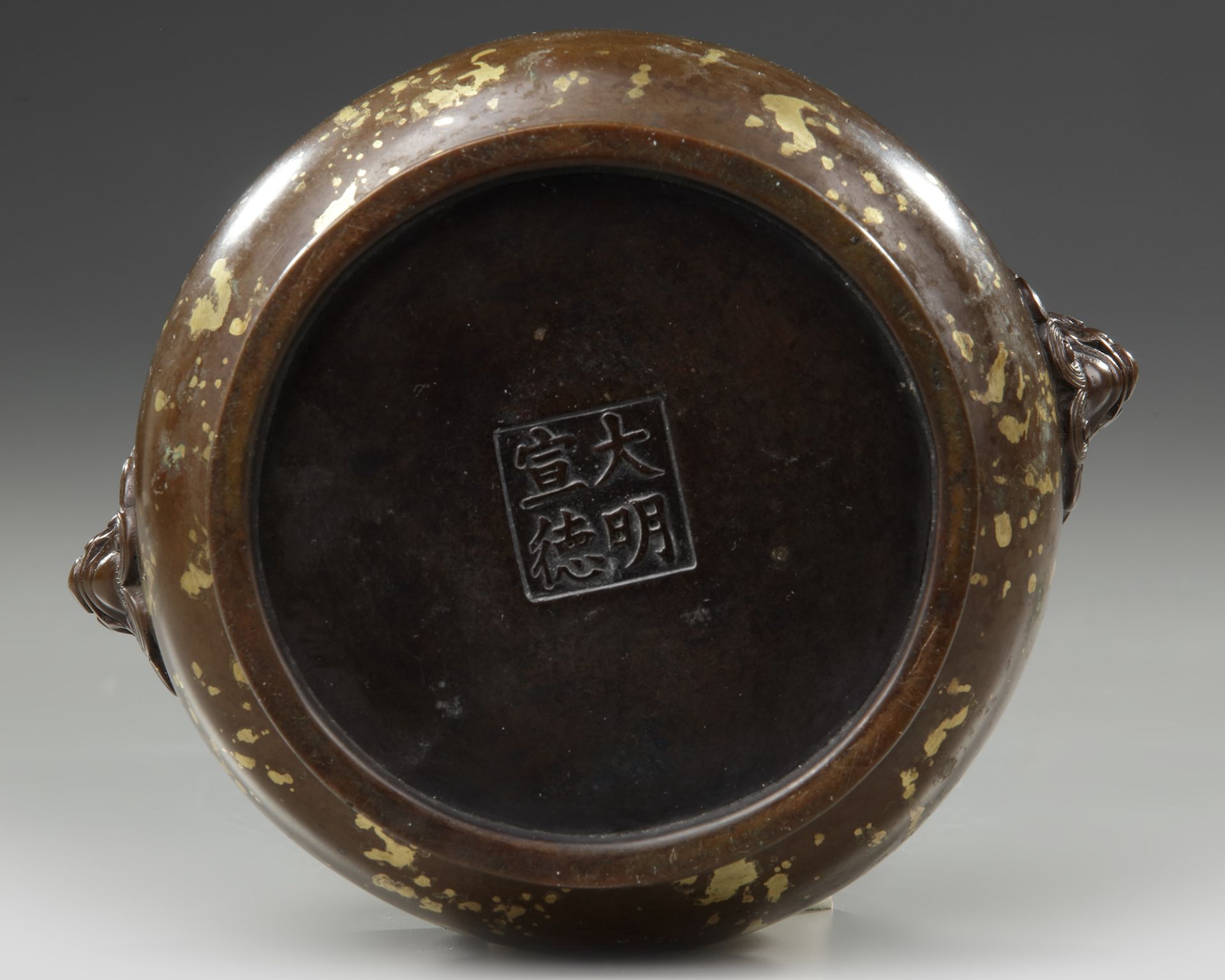 A CHINESE GILT SPLASHED BRONZE CENSER, 19TH CENTURY - Bild 5 aus 5