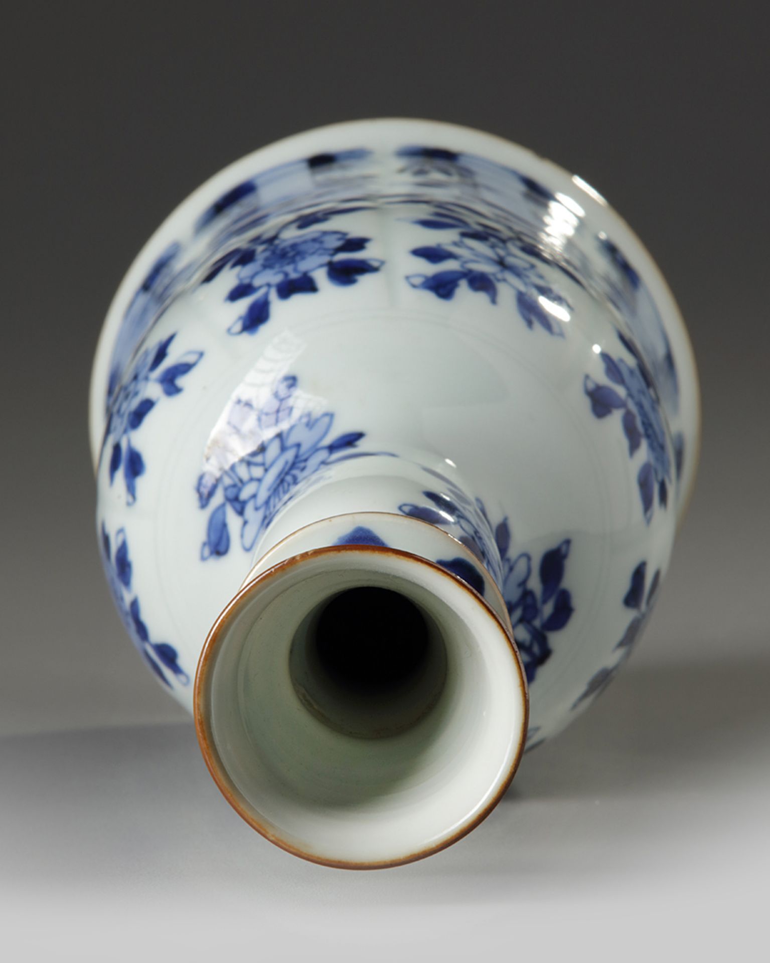 A CHINESE BLUE AND WHITE HOOKAH BASE, KANGXI PERIOD (1662-1722) - Bild 5 aus 5