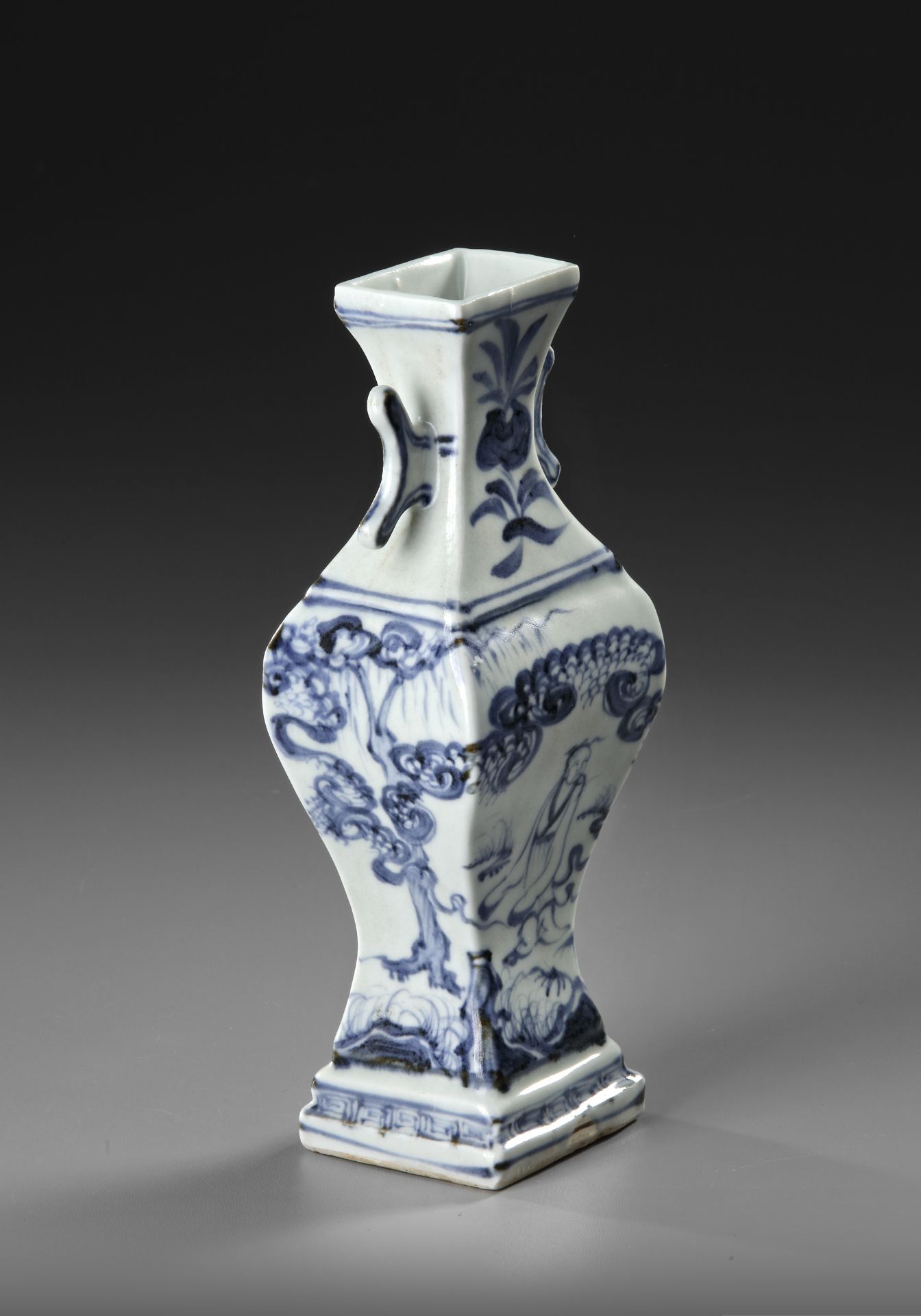 A CHINESE BLUE AND WHITE FACETED VASE, MING DYNASTY, LATE 15TH CENTURY - Bild 3 aus 6