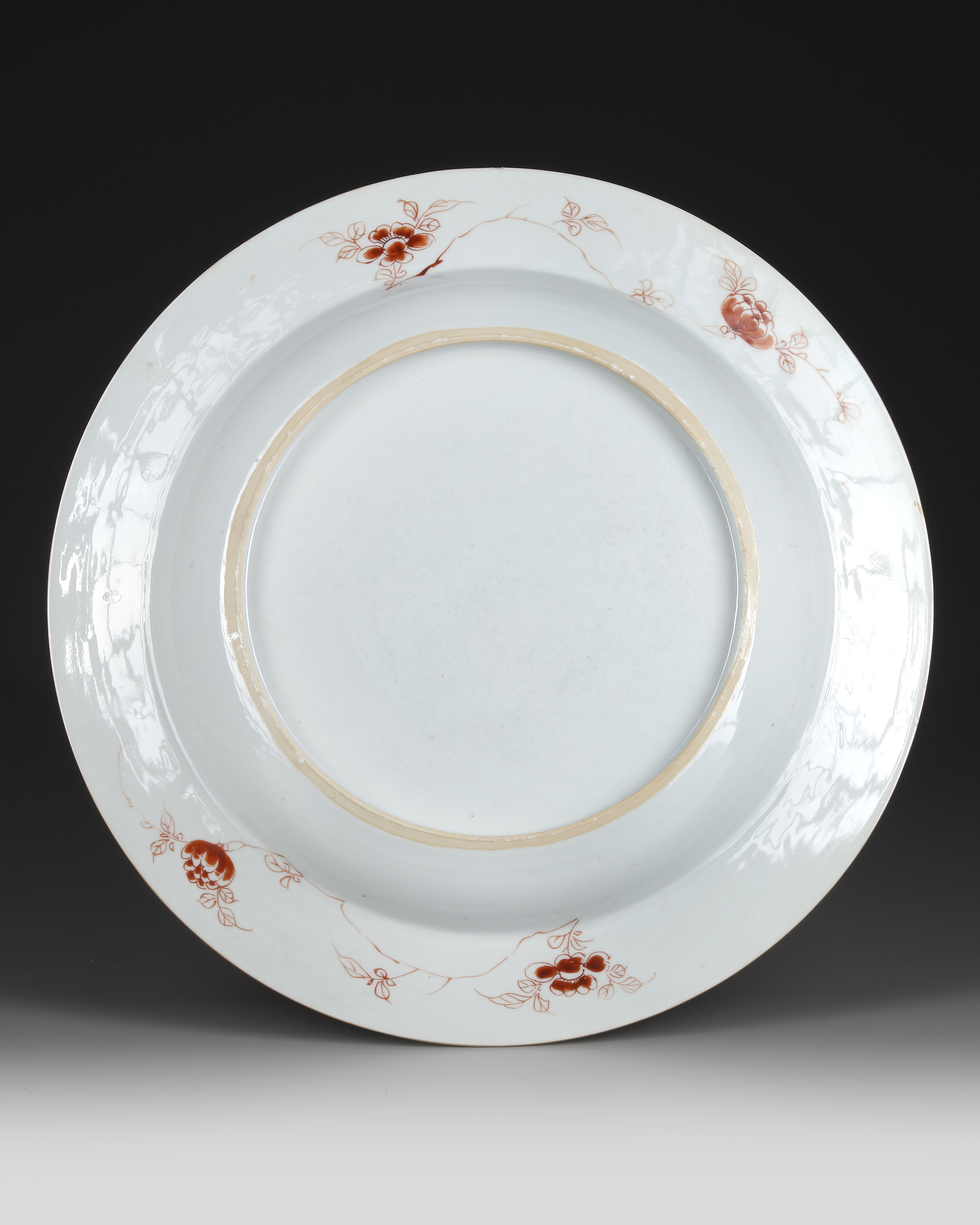 A LARGE CHINESE FAMILLE VERTE 'DEER AND CRANE' DISH, KANGXI PERIOD (1662-1722) - Image 2 of 2