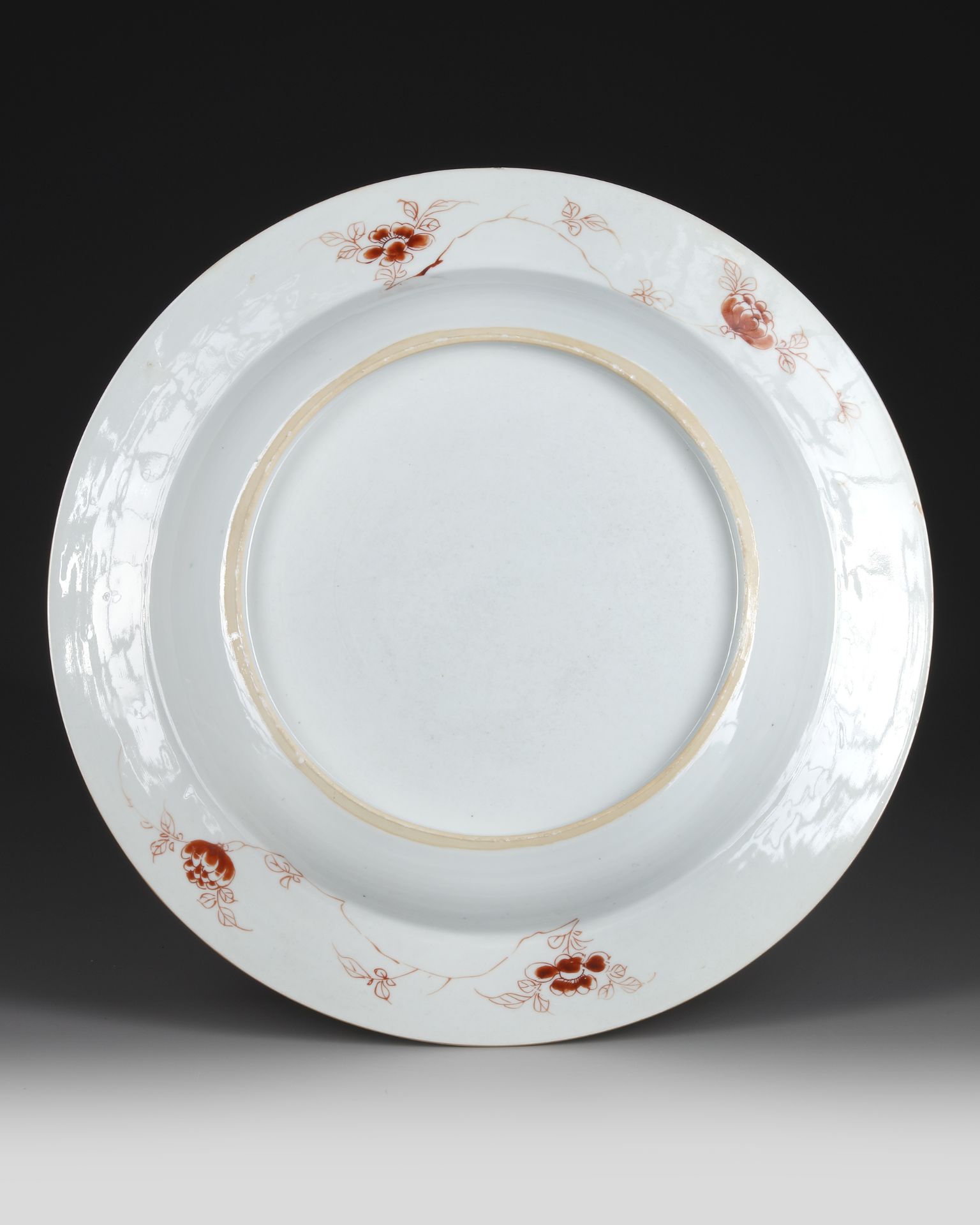 A LARGE CHINESE FAMILLE VERTE 'DEER AND CRANE' DISH, KANGXI PERIOD (1662-1722) - Bild 2 aus 2