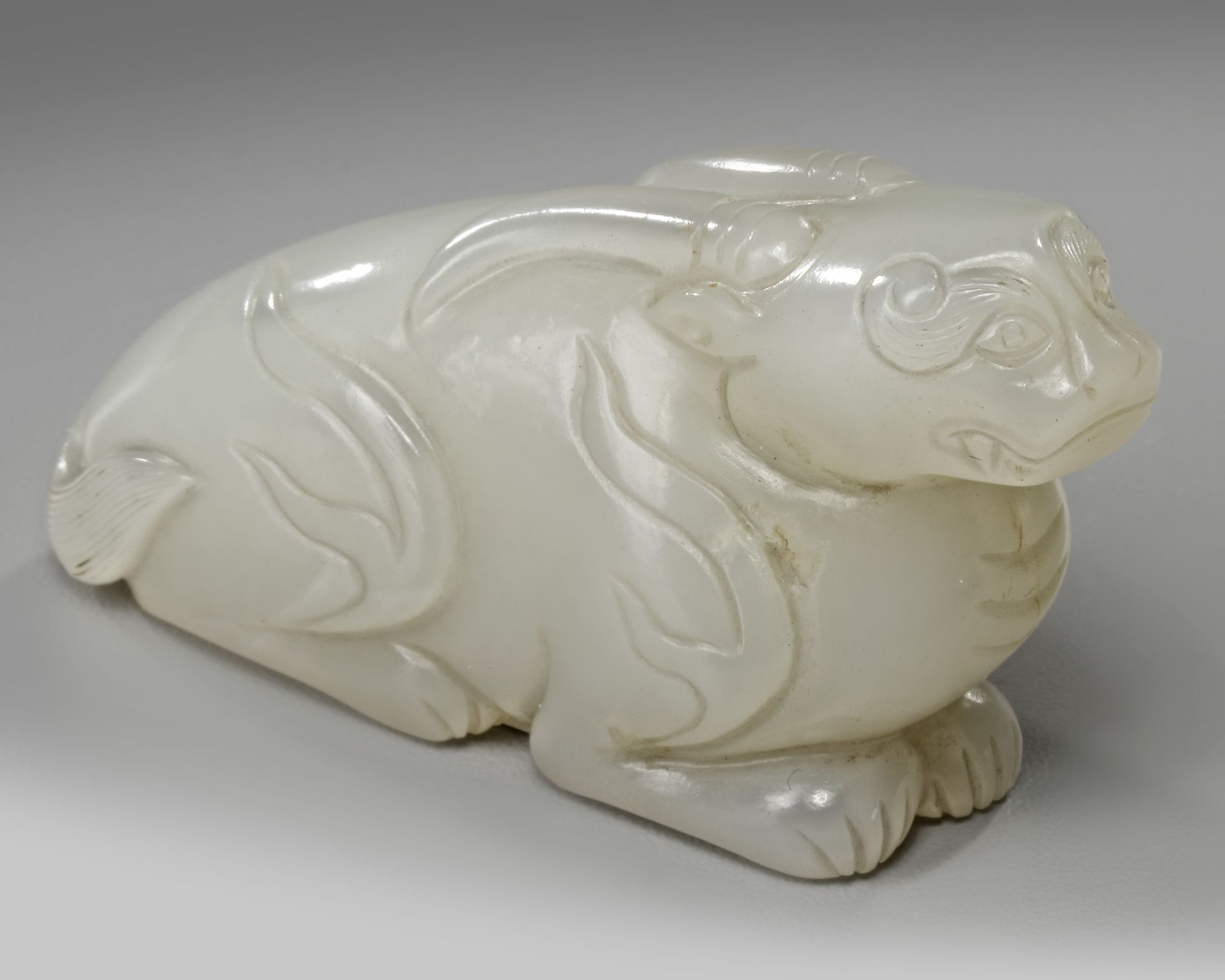 A CHINESE JADE ANIMAL/BIXIE, QING DYNASTY (1644-1912) - Bild 3 aus 4