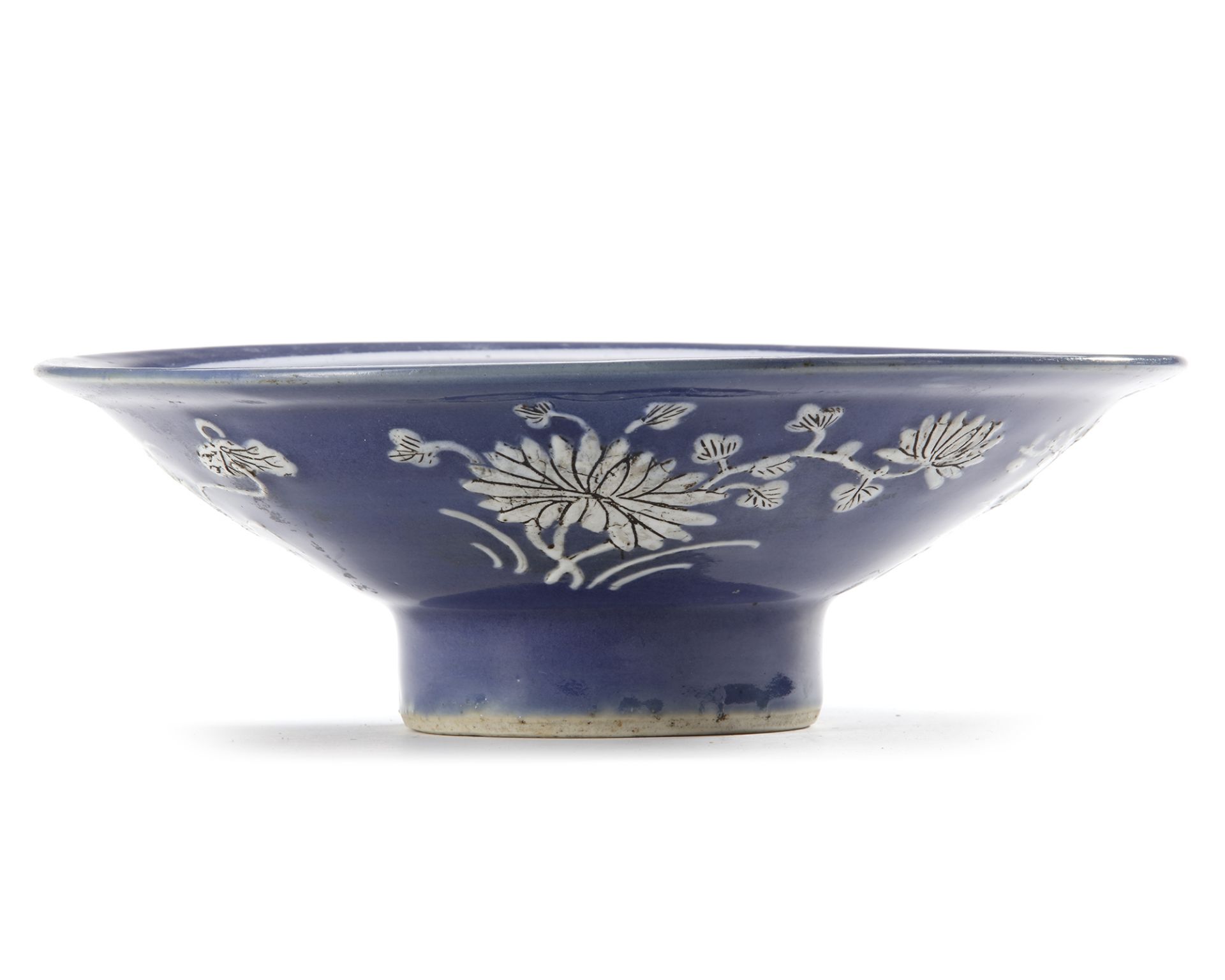 A CHINESE BLUE-GROUND SLIP DECORATED BOWL, 17TH CENTURY - Bild 3 aus 5