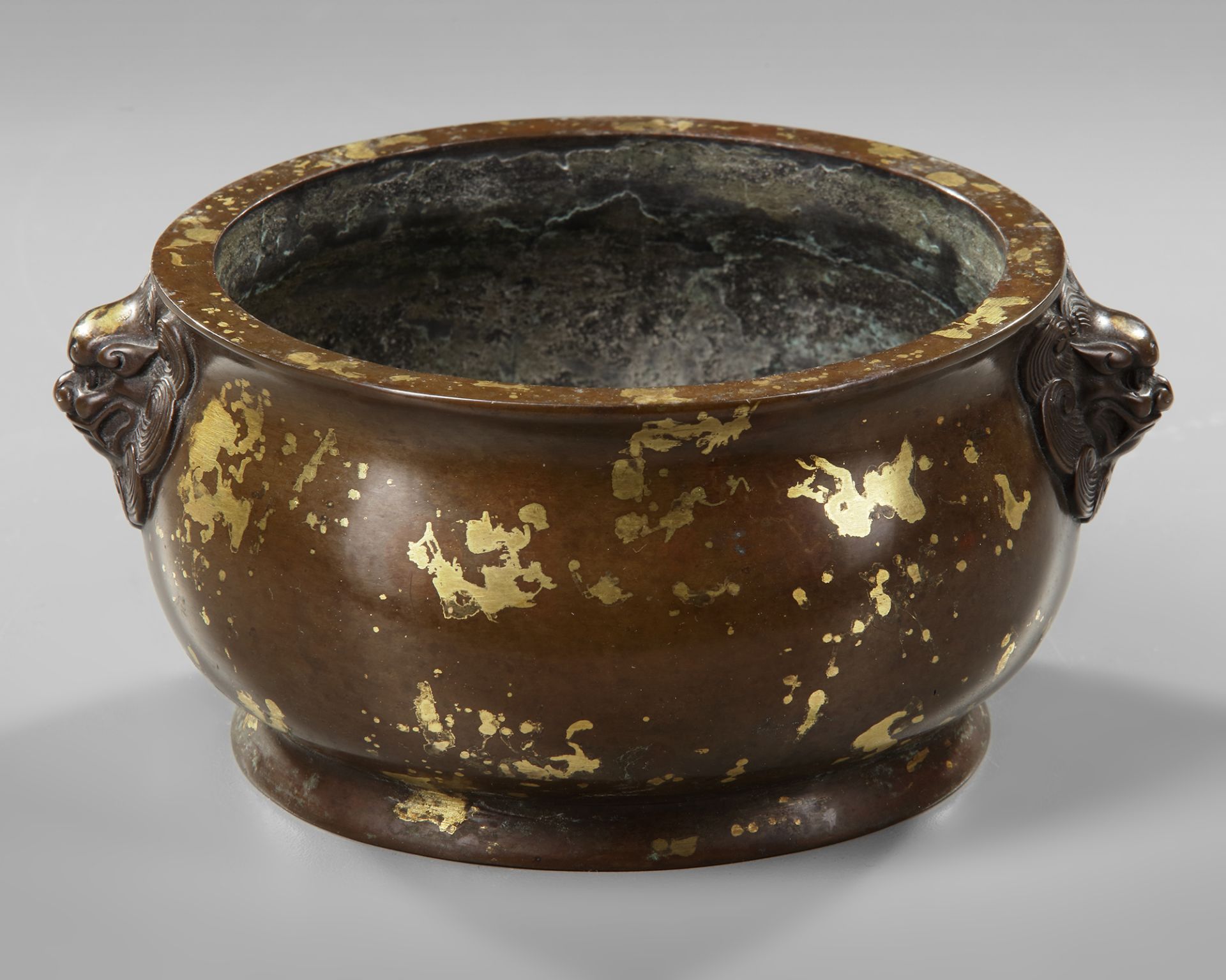 A CHINESE GILT SPLASHED BRONZE CENSER, 19TH CENTURY - Bild 4 aus 5