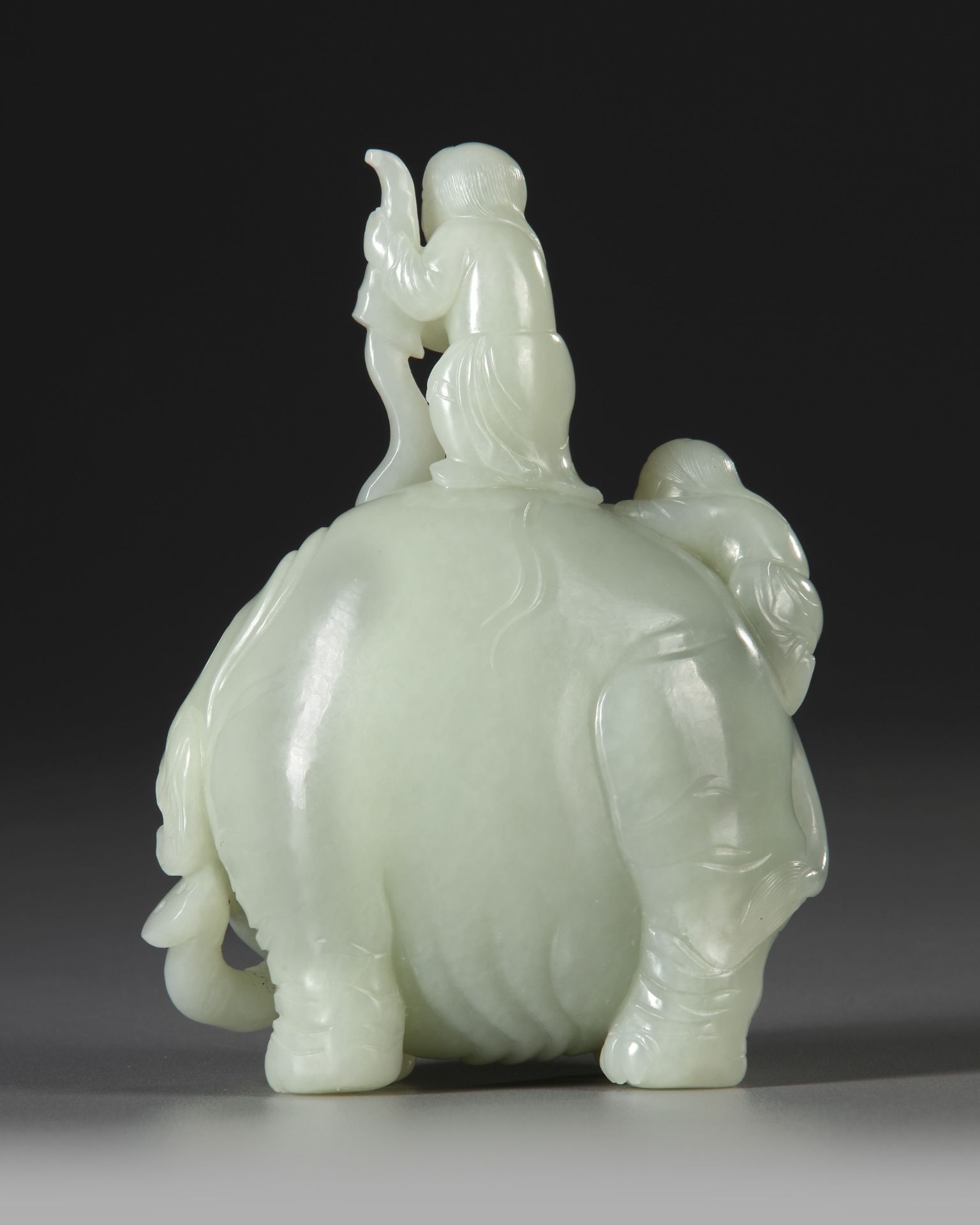 A CELADON JADE CARVING OF TWO BOYS WASHING AN ELEPHANT, 19TH CENTURY - Bild 3 aus 4