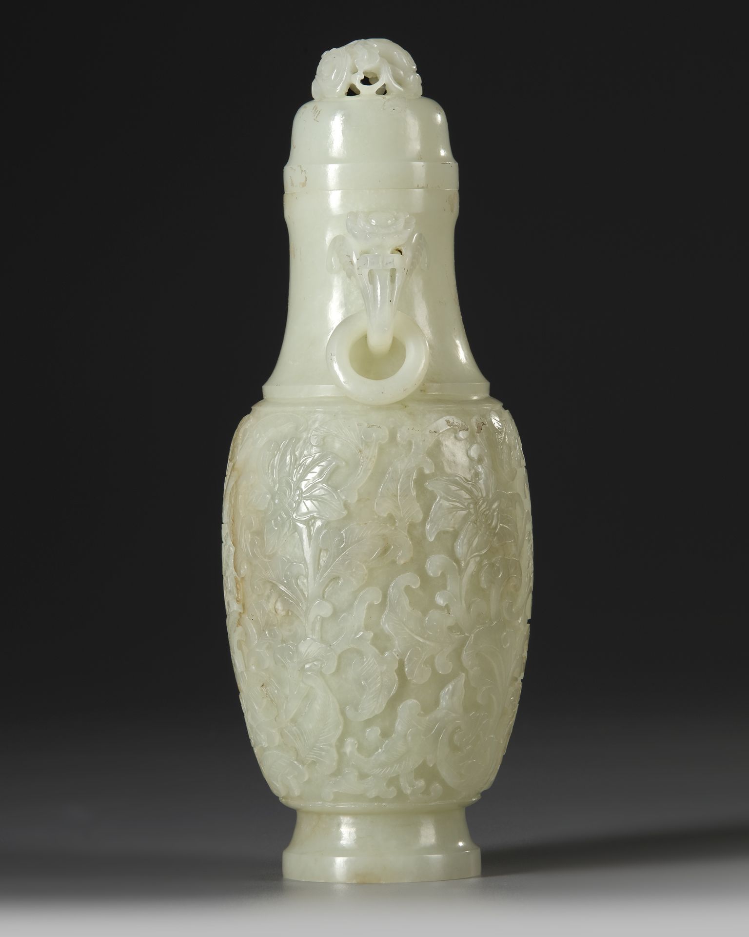 A CHINESE CARVED JADE VASE AND COVER, QING DYNASTY (1644-1911) - Bild 2 aus 5