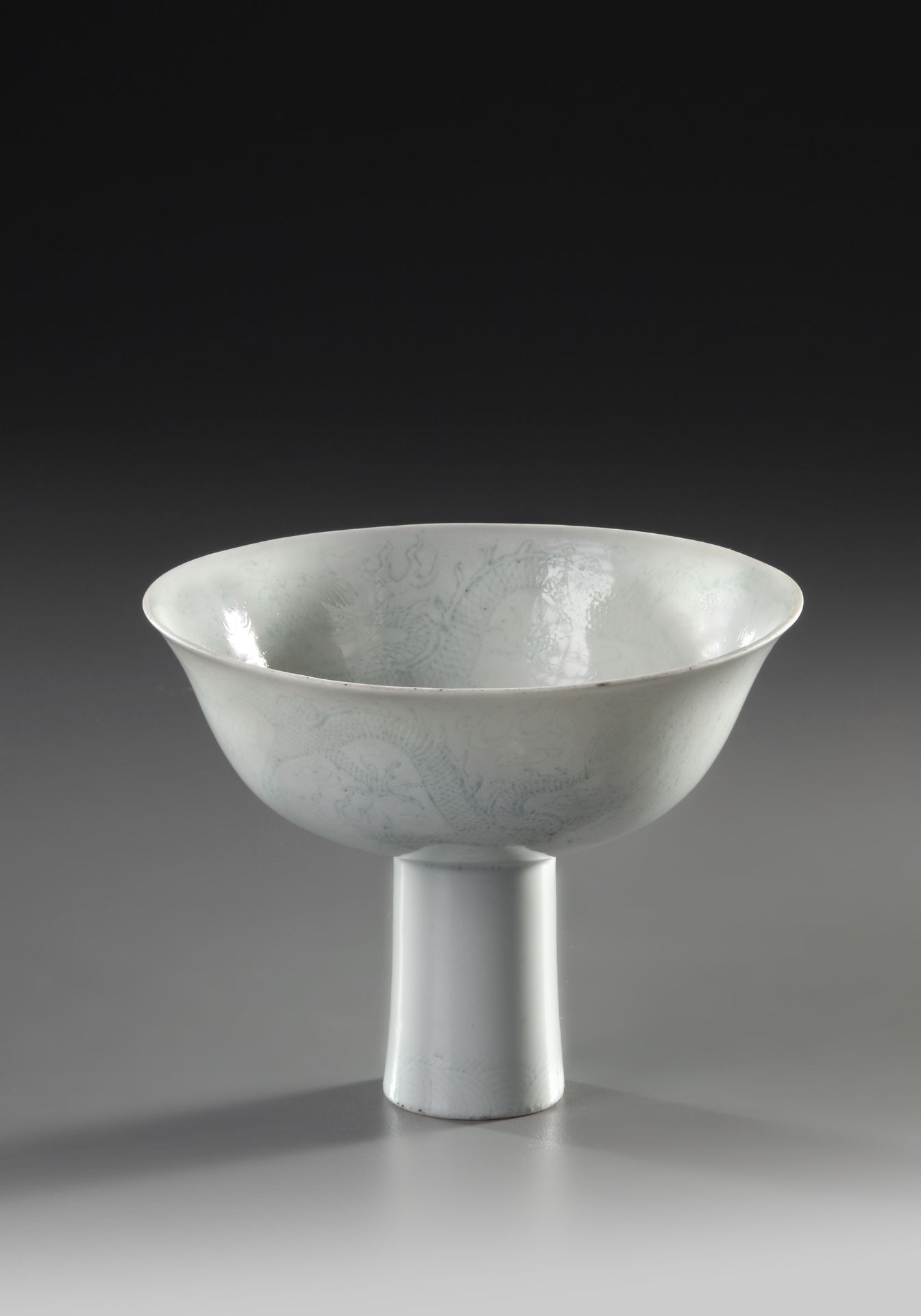 A CHINESE WHITE-GLAZED STEM BOWL, 17TH CENTURY - Bild 2 aus 5