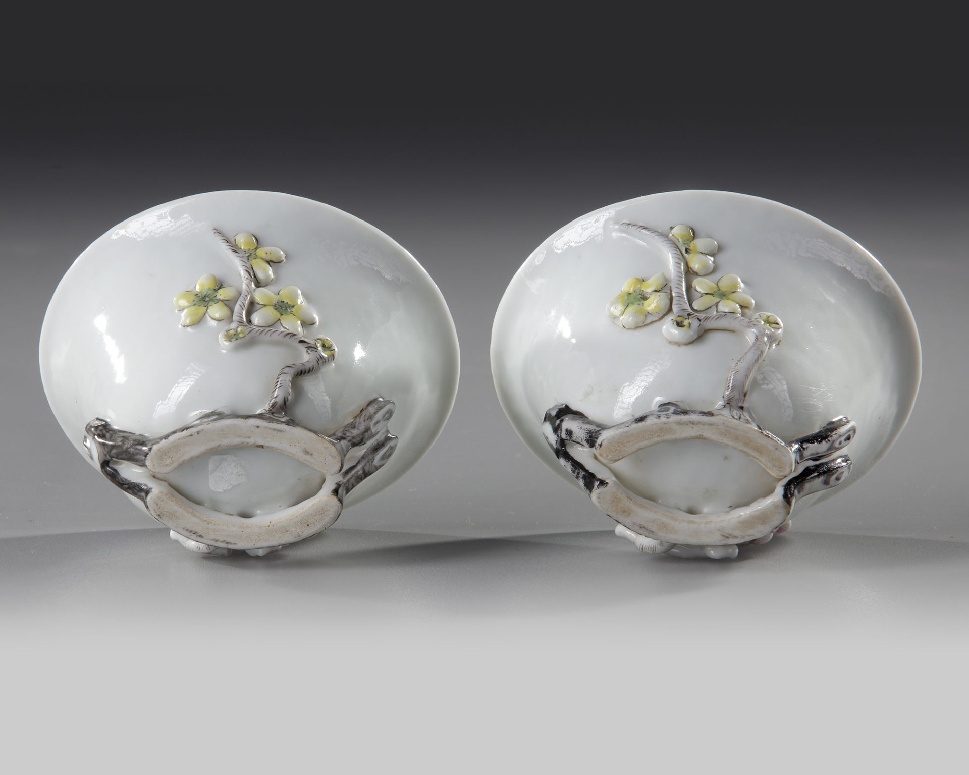 A PAIR OF CHINESE BLANC DE CHINE WINE CUPS, 18TH CENTURY - Bild 3 aus 4