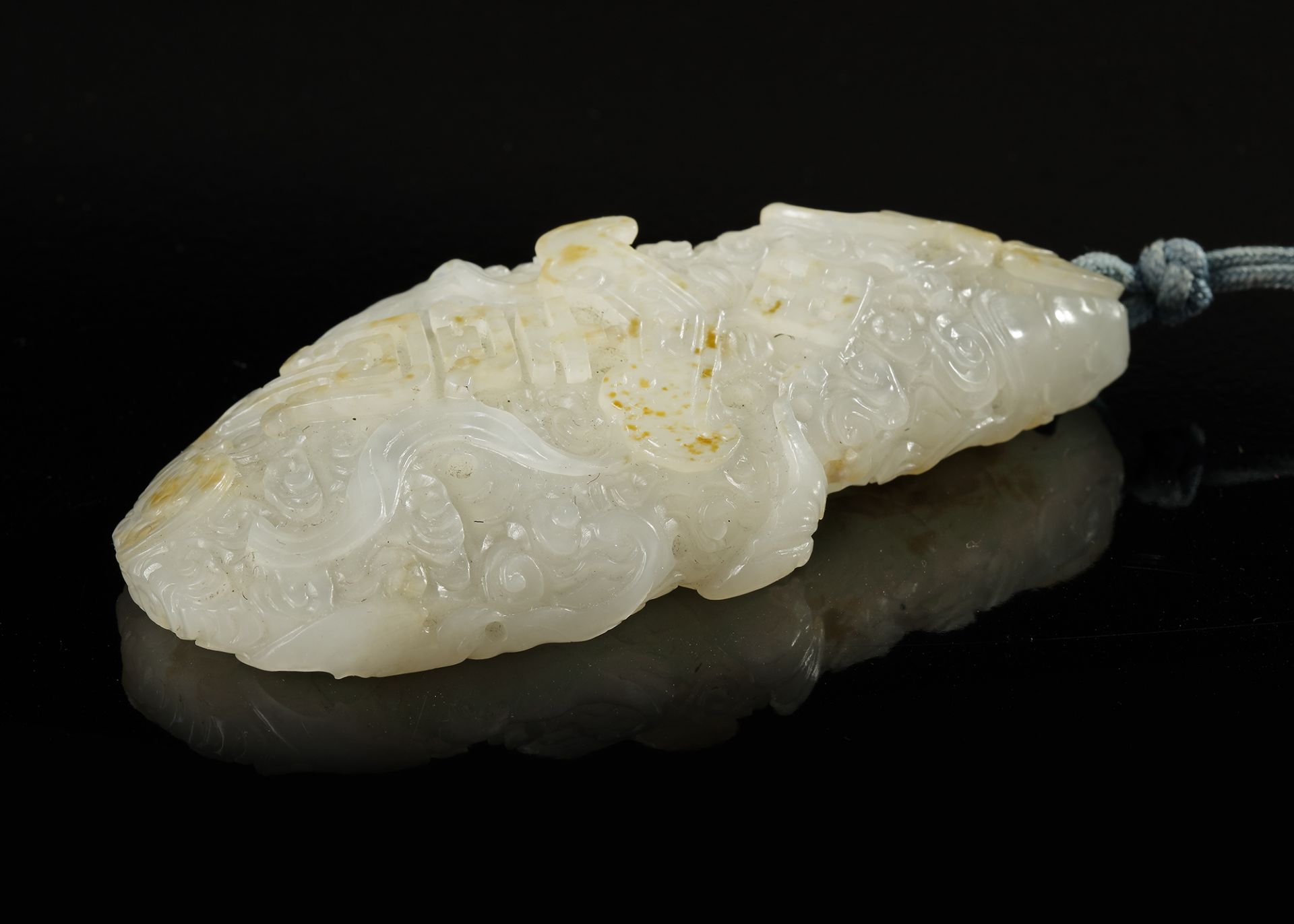 A CHINESE WHITE JADE CLOUD PENDANT, QING DYNASTY (1644-1912) - Bild 2 aus 4