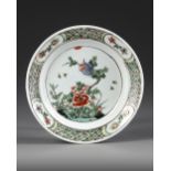 A CHINESE FAMILLE VERTE DISH, KANGXI PERIOD (1662-1722)