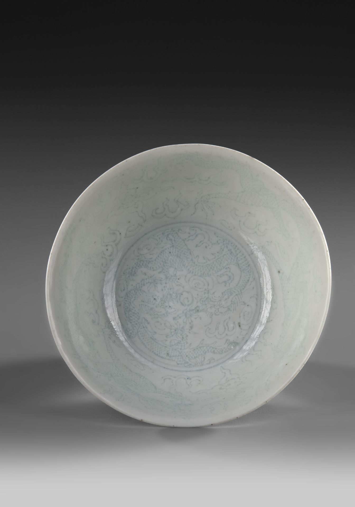 A CHINESE WHITE-GLAZED STEM BOWL, 17TH CENTURY - Bild 3 aus 5