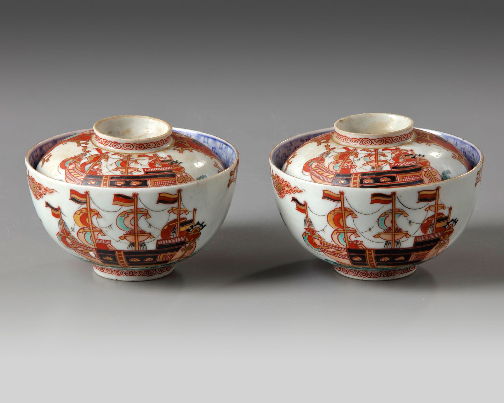 A PAIR OF JAPANESE IMARI NANBAN SHIP BOWLS AND COVERS, 19TH CENTURY - Bild 2 aus 4