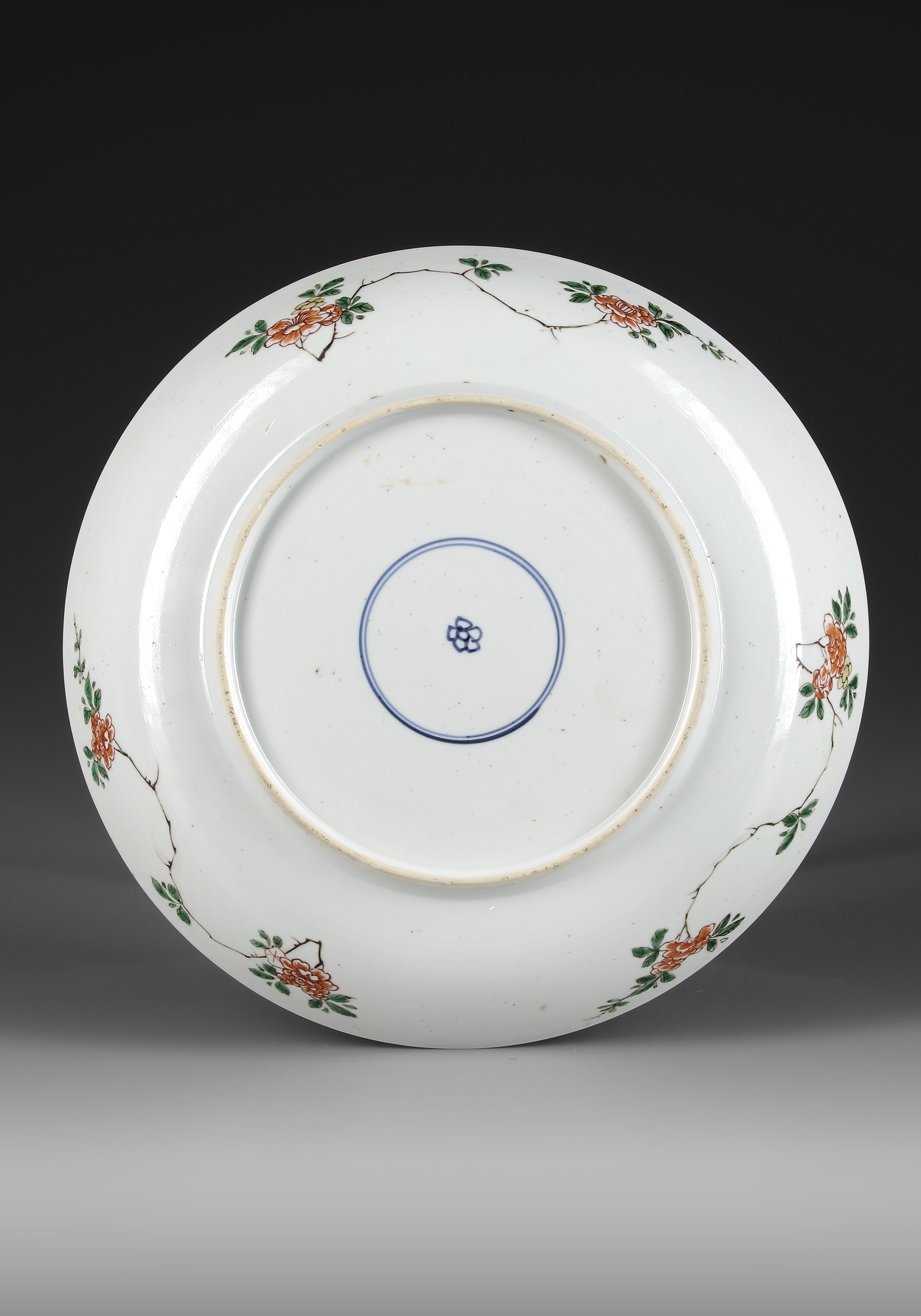 A CHINESE FAMILLE VERTE 'FLORAL' DISH, KANGXI PERIOD (1662-1722) - Image 2 of 2