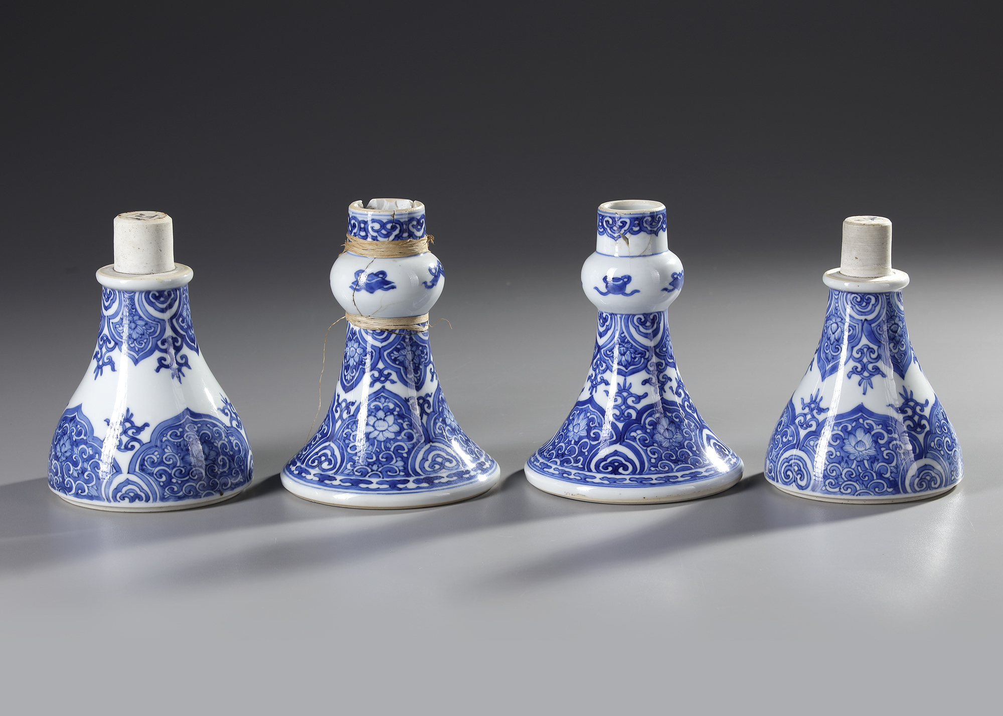 A PAIR OF BLUE AND WHITE POSSIBLY LANTERNS, KANGXI PERIOD (1662-1722) - Image 3 of 4