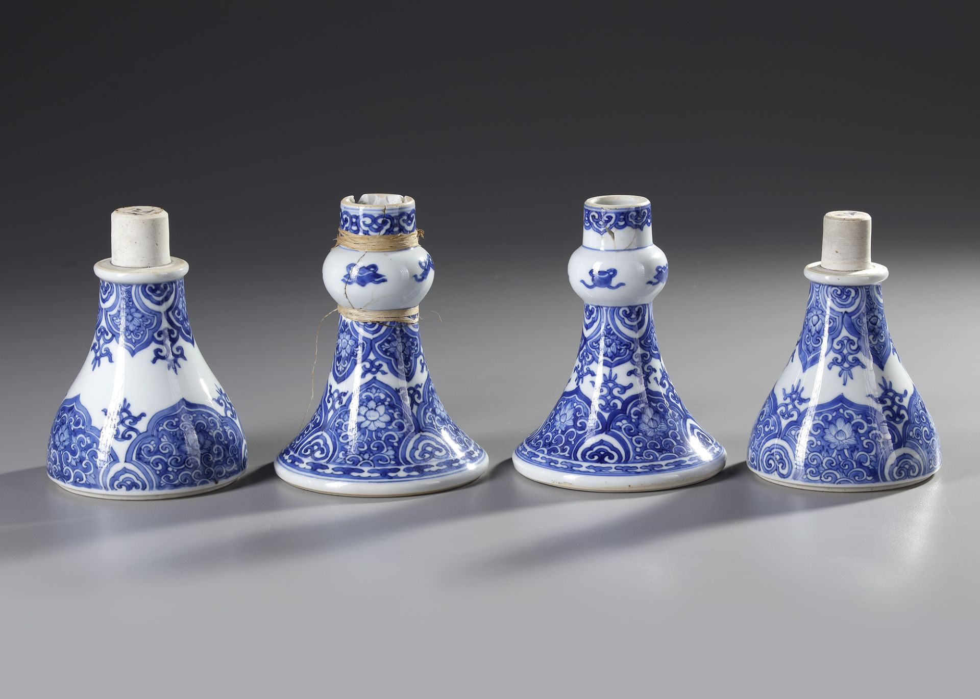 A PAIR OF BLUE AND WHITE POSSIBLY LANTERNS, KANGXI PERIOD (1662-1722) - Image 3 of 4