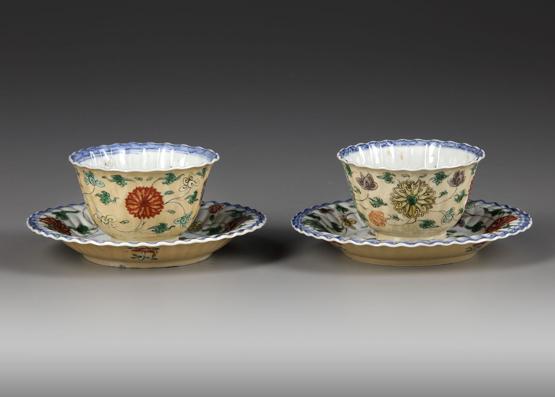 A PAIR OF CAFE AU-LAIT GROUND FAMILLE VERTE CUPS AND SAUCERS, KANGXI PERIOD (1662-1722) - Bild 2 aus 3