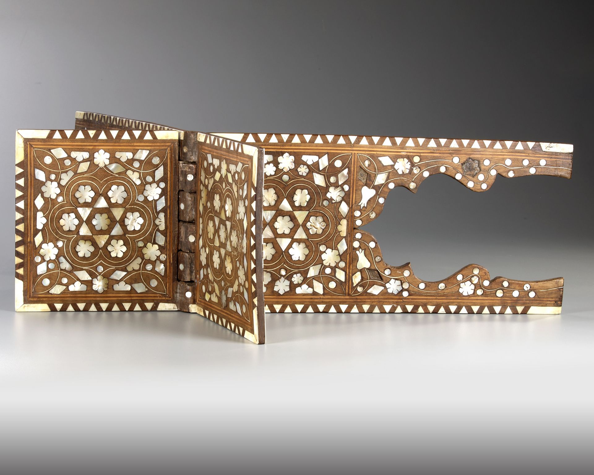 A MOTHER OF PEARL AND BONE INLAID WOODEN QURAN STAND, 20TH CENTURY - Bild 5 aus 5