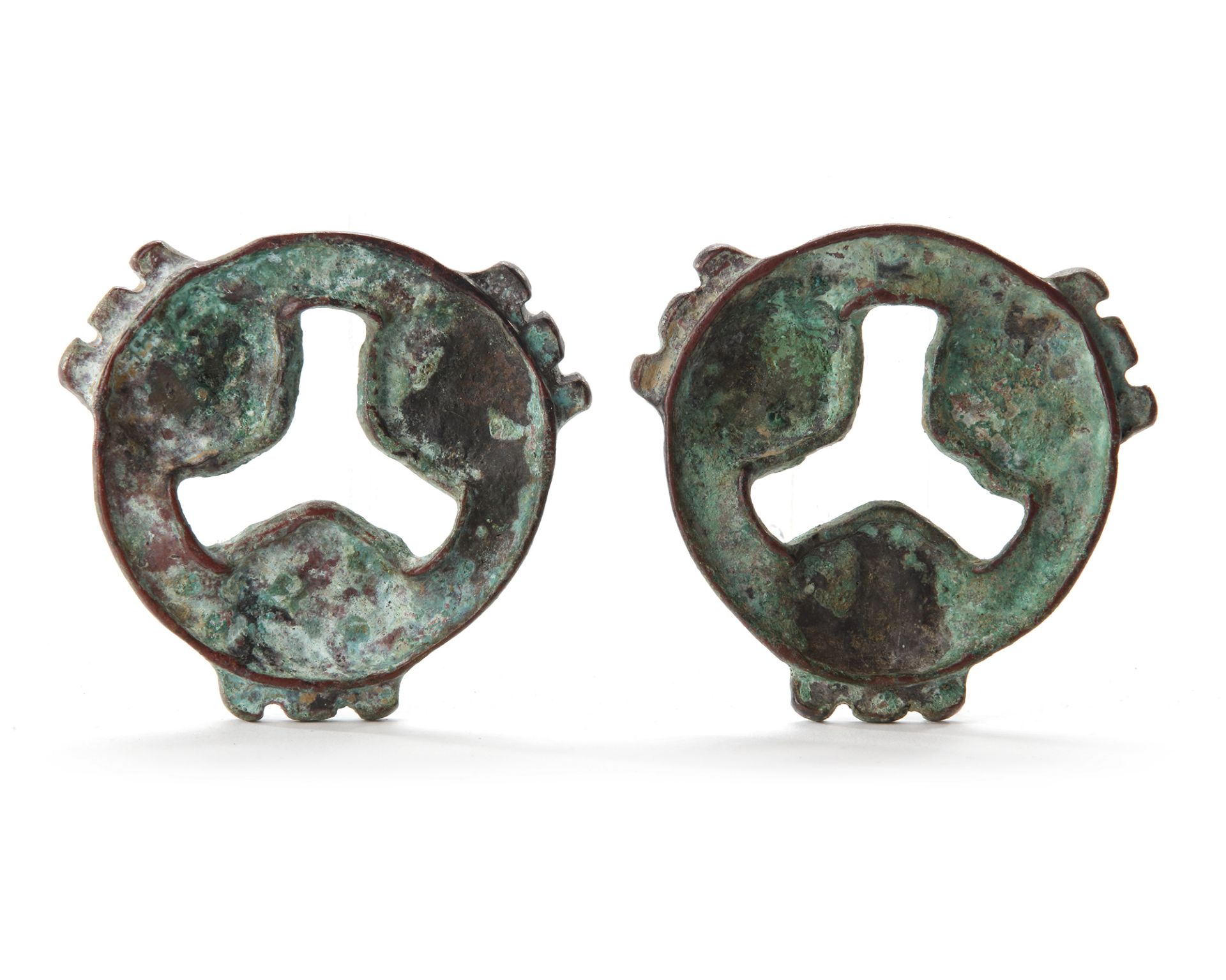 A PAIR OF CHINESE BRONZE HORSE ACCESSORIES, WESTERN ZHOU DYNASTY (711-256 BC) - Bild 2 aus 5