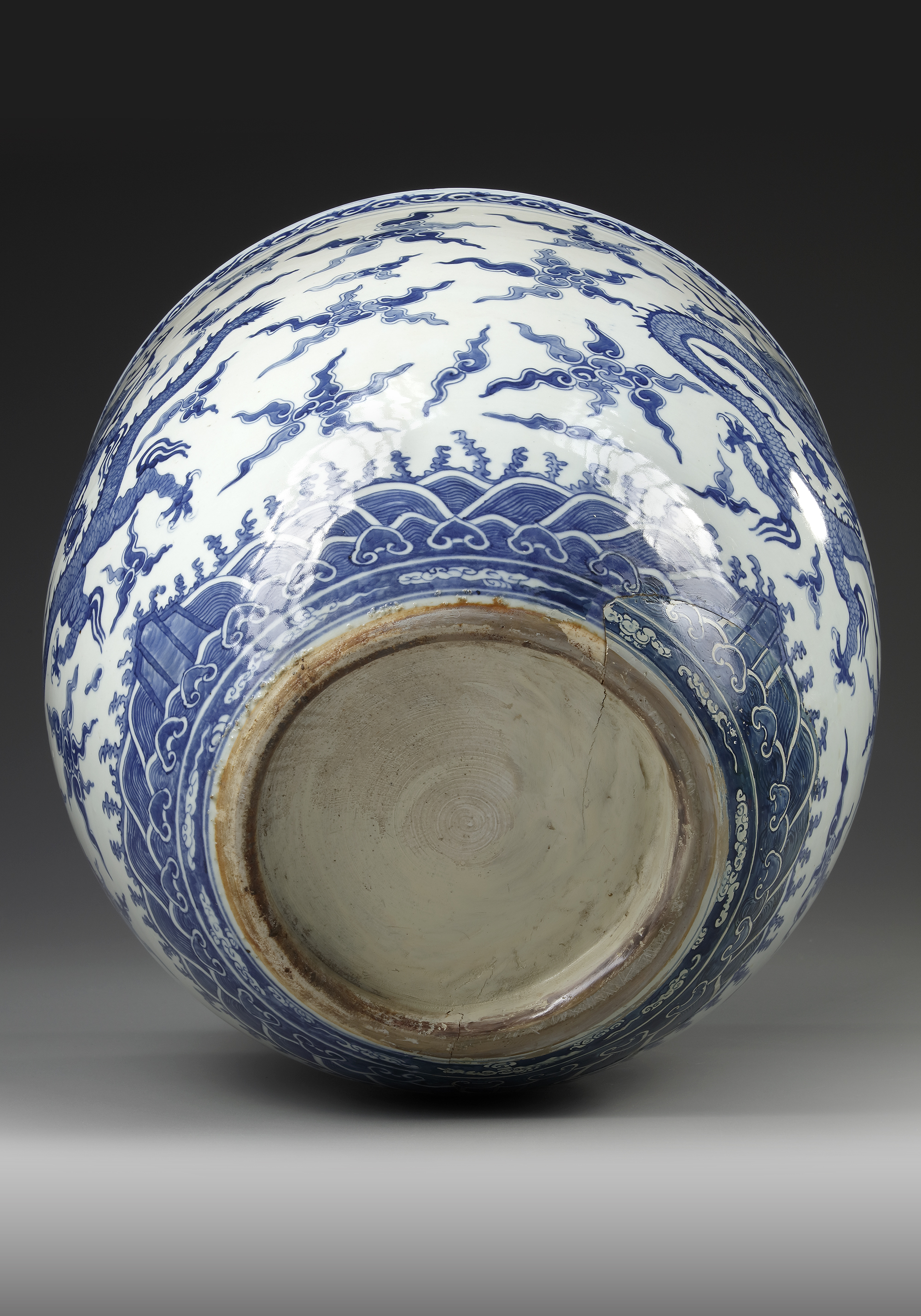 A LARGE CHINESE BLUE AND WHITE "DRAGONS" BOWL, 19TH CENTURY - Image 4 of 4