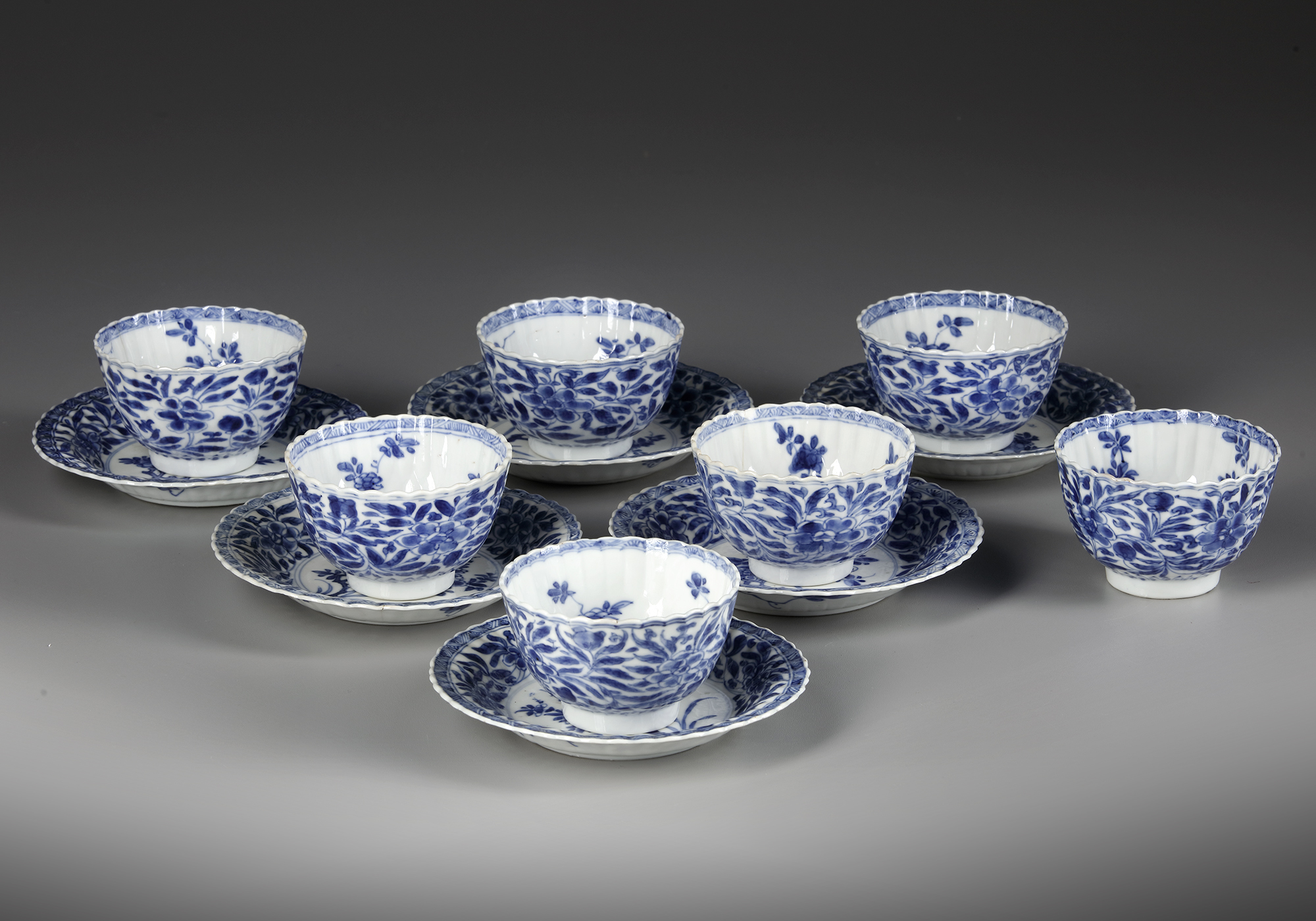 A SET OF SEVEN CHINESE BLUE AND WHITE CUPS AND SIX SAUCERS, KANGXI PERIOD (1662-1722) - Image 2 of 4