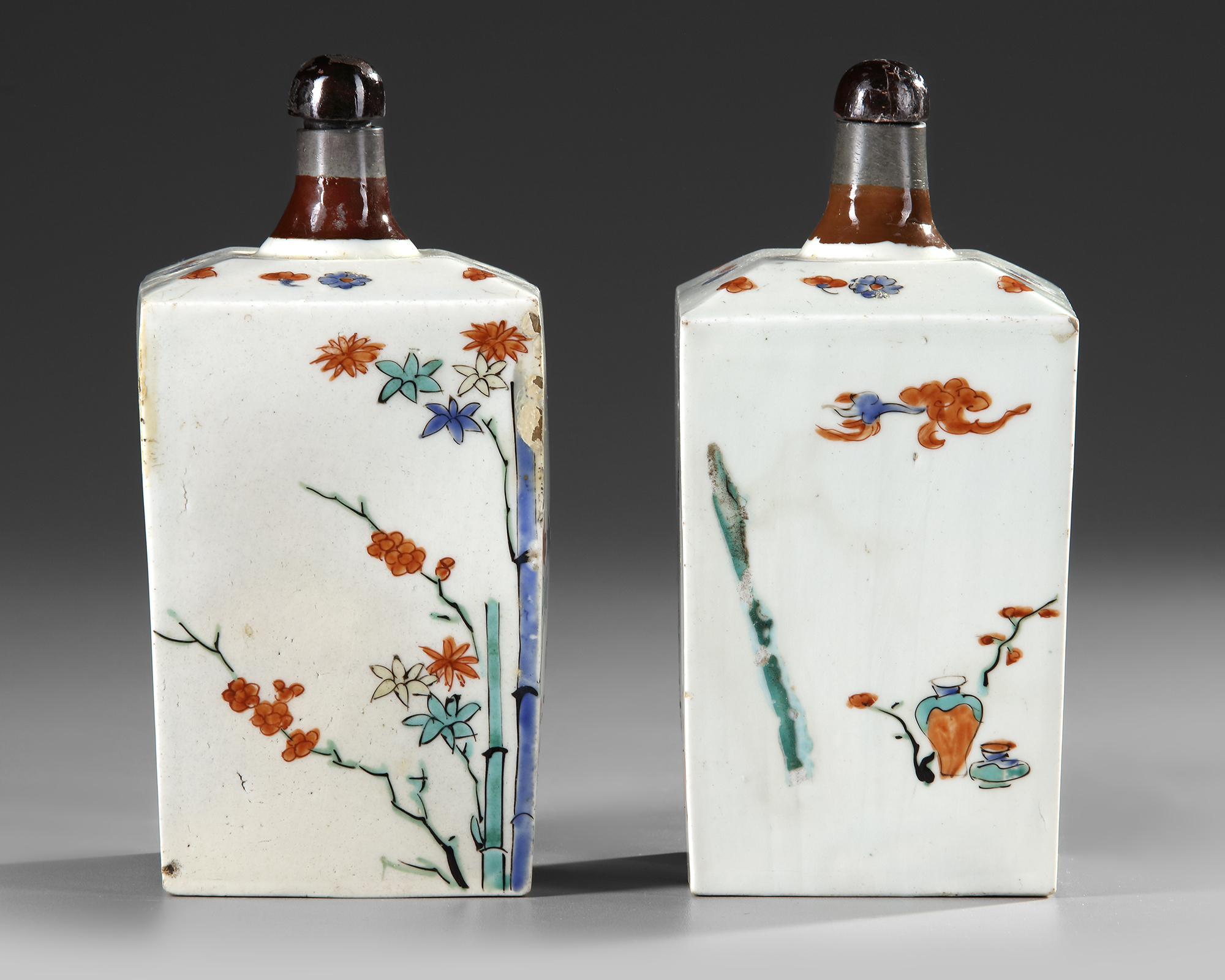 A PAIR OF JAPANESE KAKIEMON SAKE FLASKS, EDO PERIOD, LATE 17TH CENTURY - Image 2 of 5