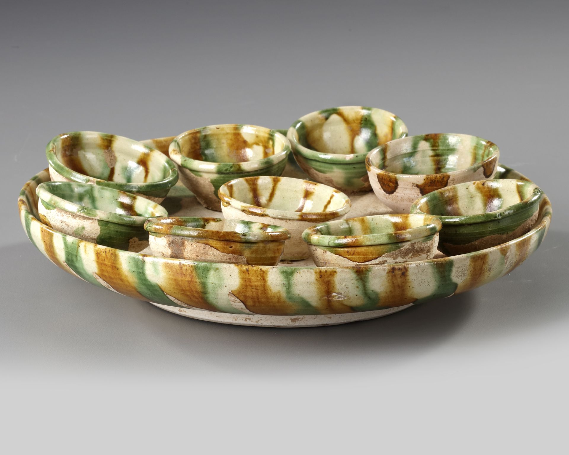 A CHINESE SANCAI GLAZED TRAY AND NINE CUPS, TANG DYNASTY (618-906 AD) - Bild 4 aus 4