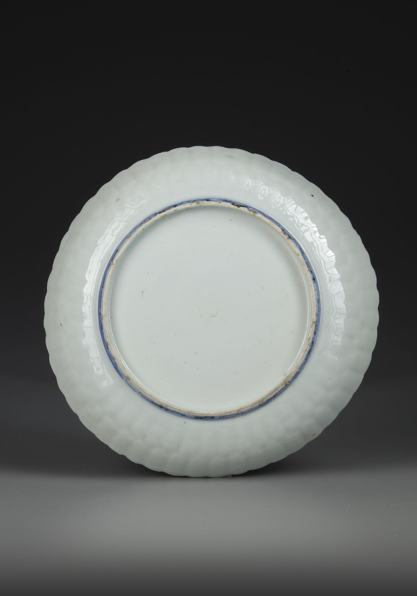 A CHINESE BLUE AND WHITE INCISED DECORATED DISH, WANLI PERIOD (1573-1619) - Image 2 of 2
