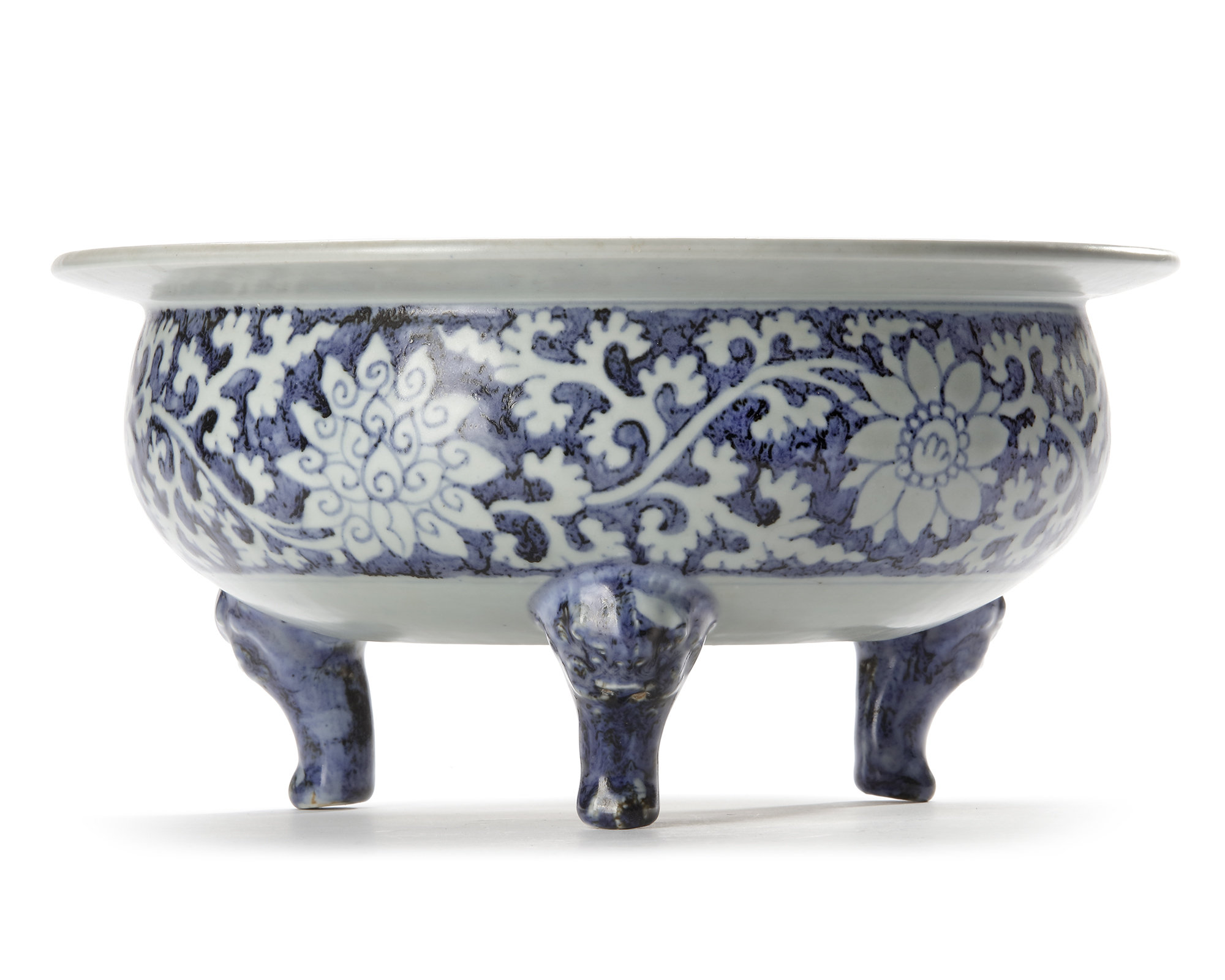 A CHINESE BLUE AND WHITE TRIPOD CENSER, MING DYNASTY (1368-1644) - Image 2 of 5